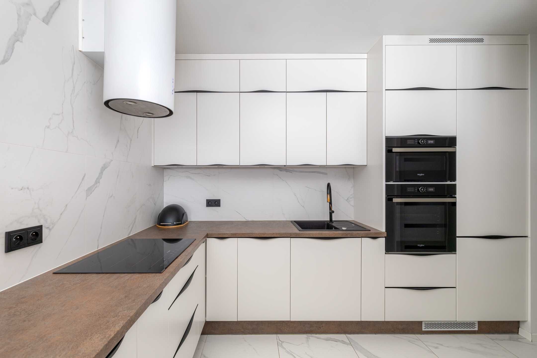 Modern 2-Bed Apartment with Balcony and Parking