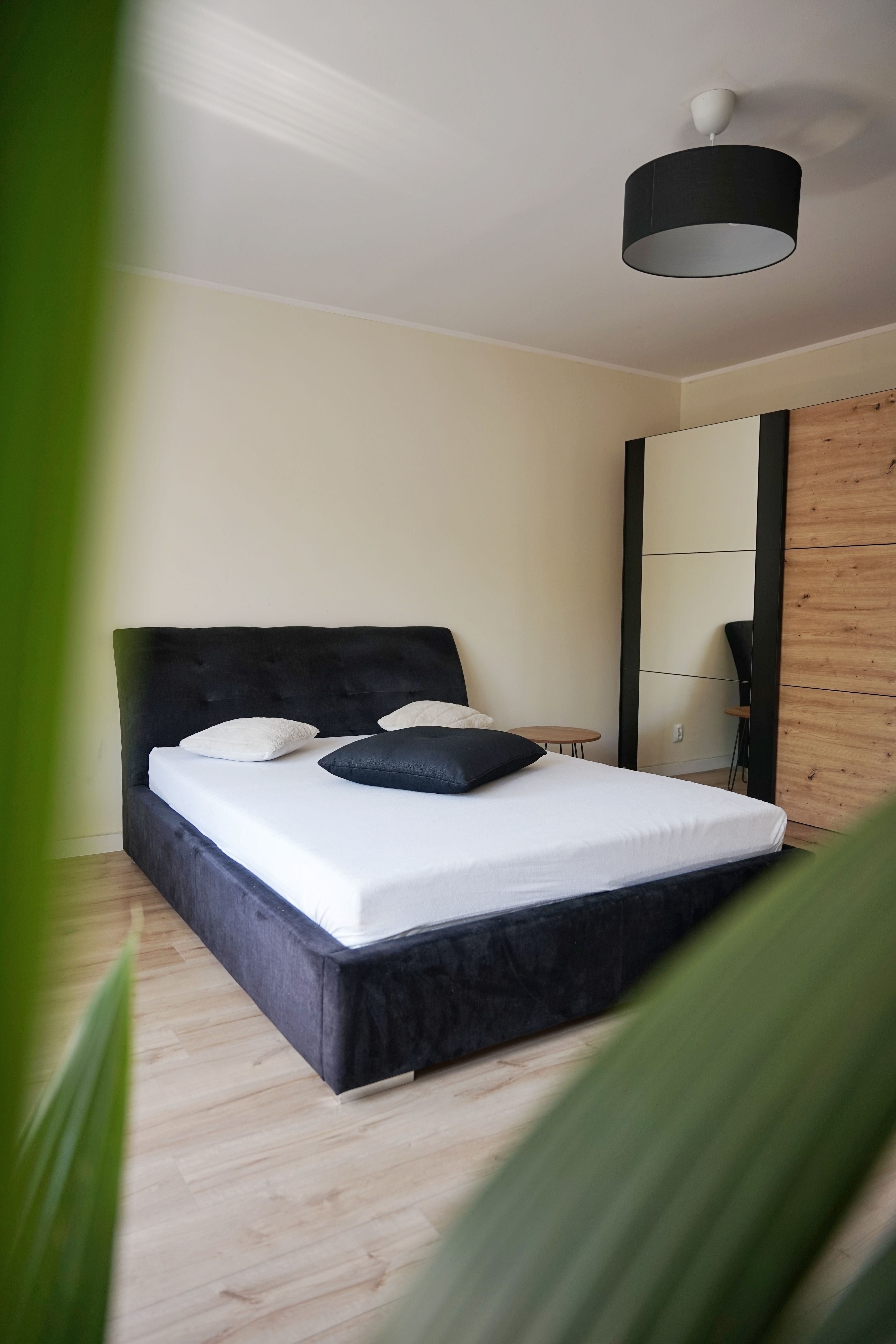 Comfortable 1-2 Person Room in Central Gdańsk with Balcony and Modern Amenities