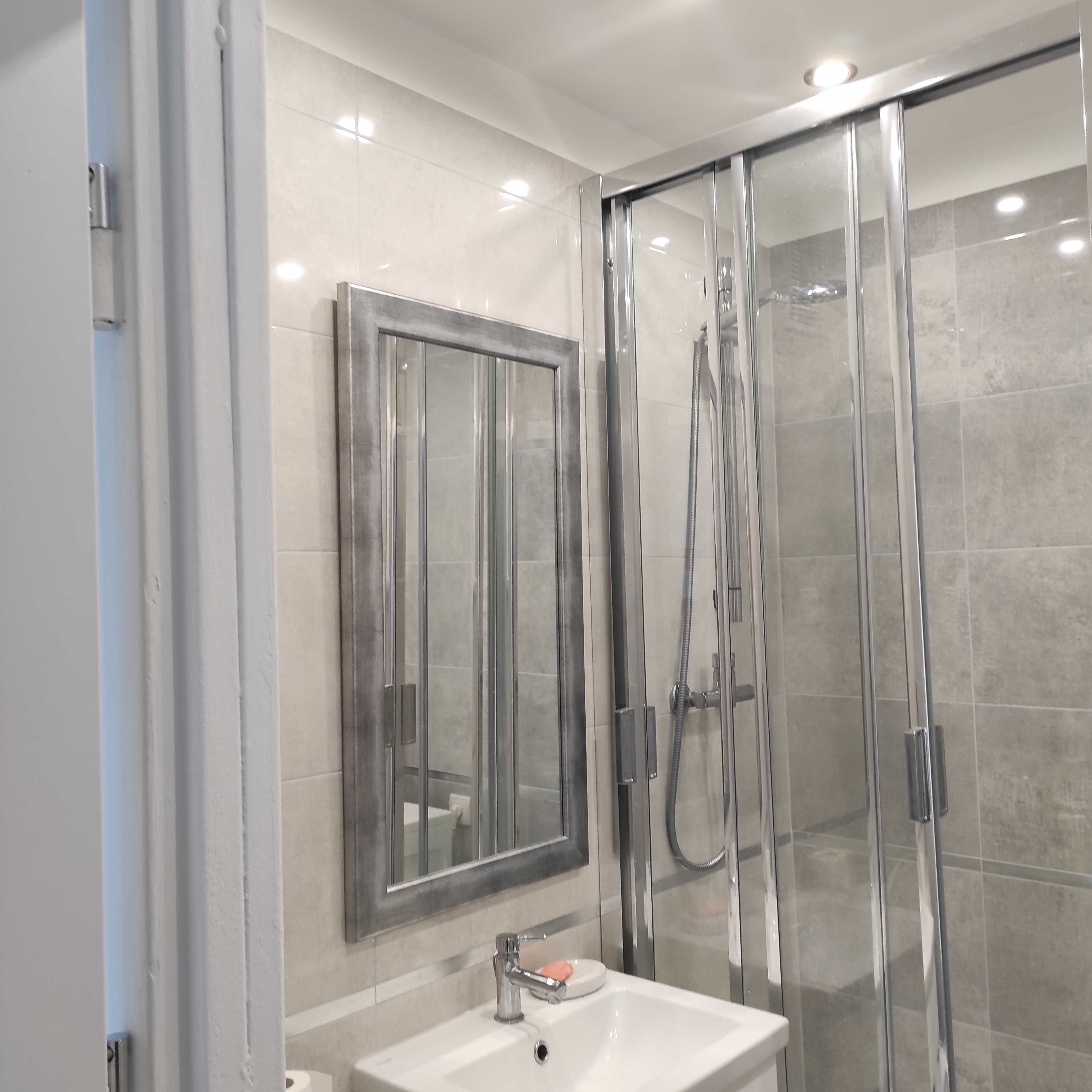 Modern 1-bedroom apartment with separate kitchen and balcony