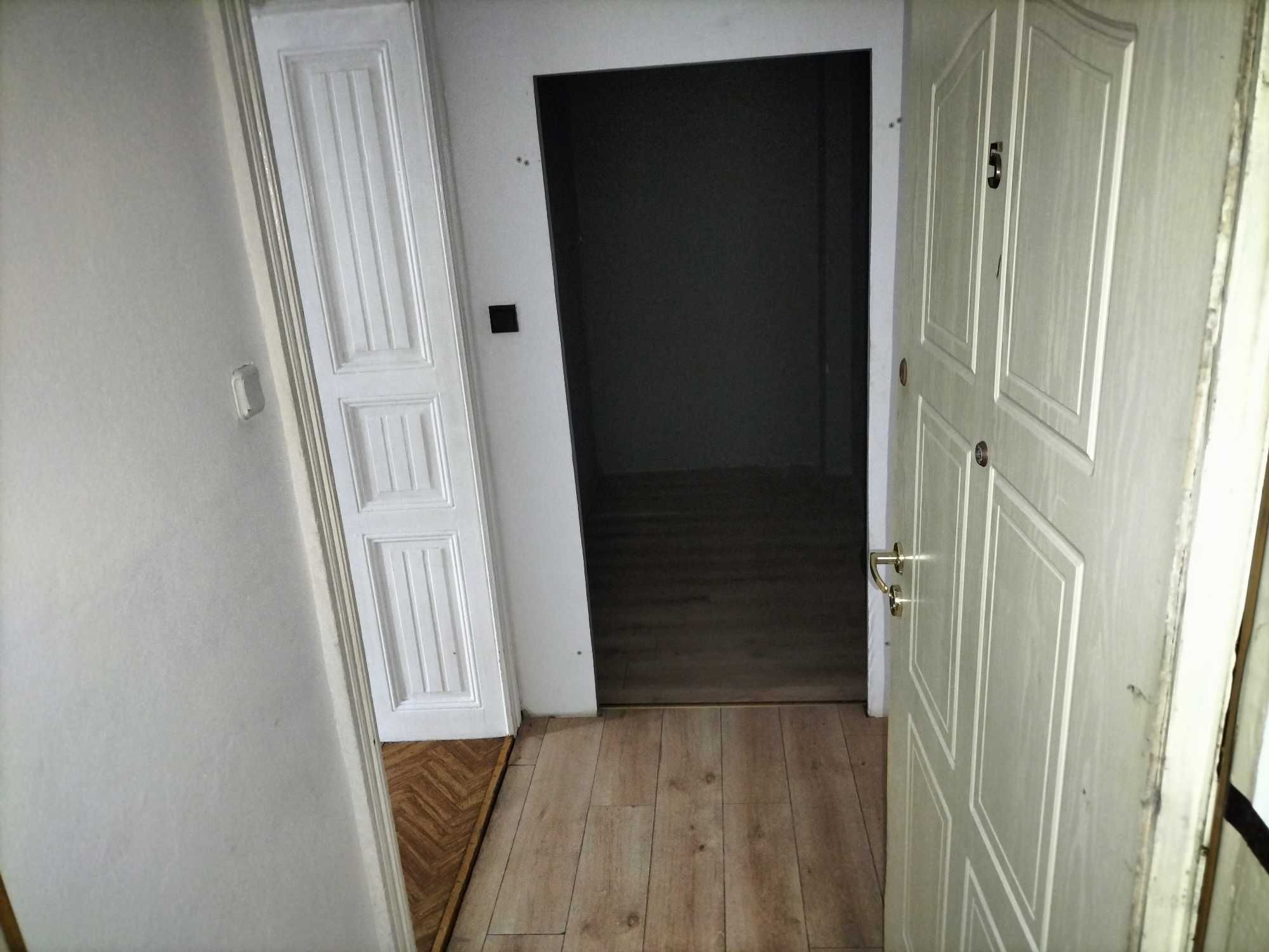 Солнечная квартира 50м² с балконом, 2-й этаж, электрическое/угольное отопление