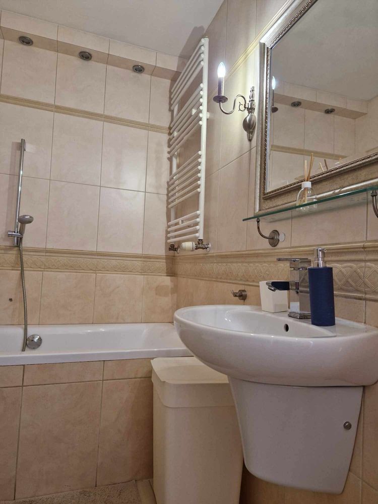 Modern 2-Bed Apartment Near Park with Balcony