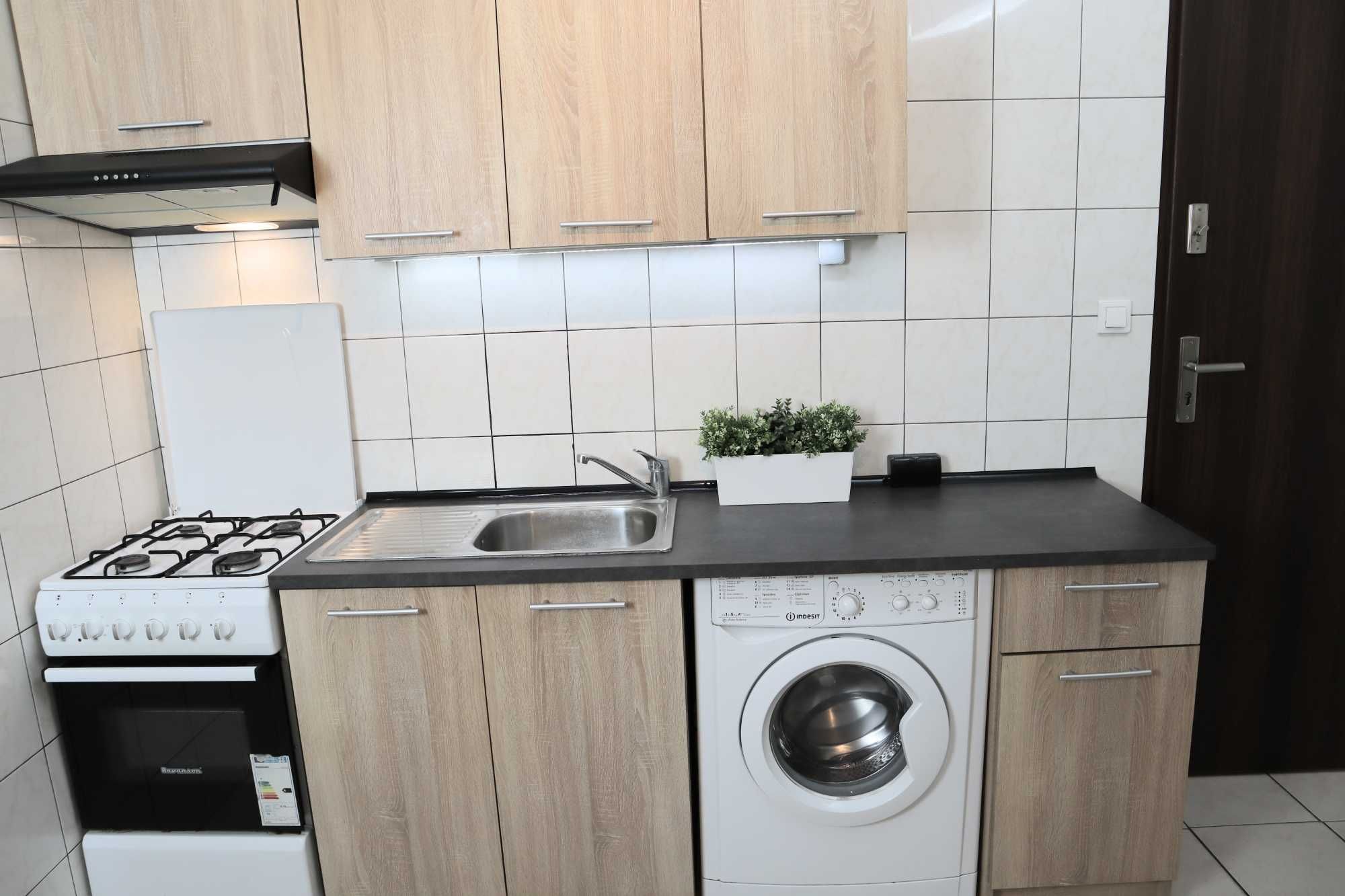 Studio Apartment Near Bus Stops, Recently Renovated