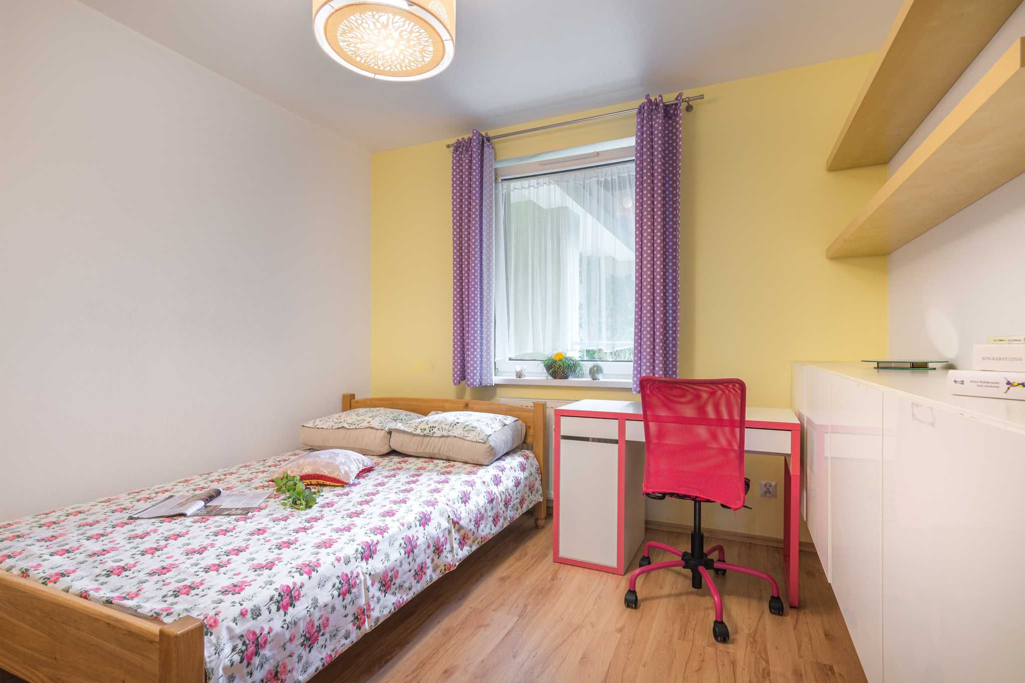 Modern 2-Bedroom Apartment Near University with Parking