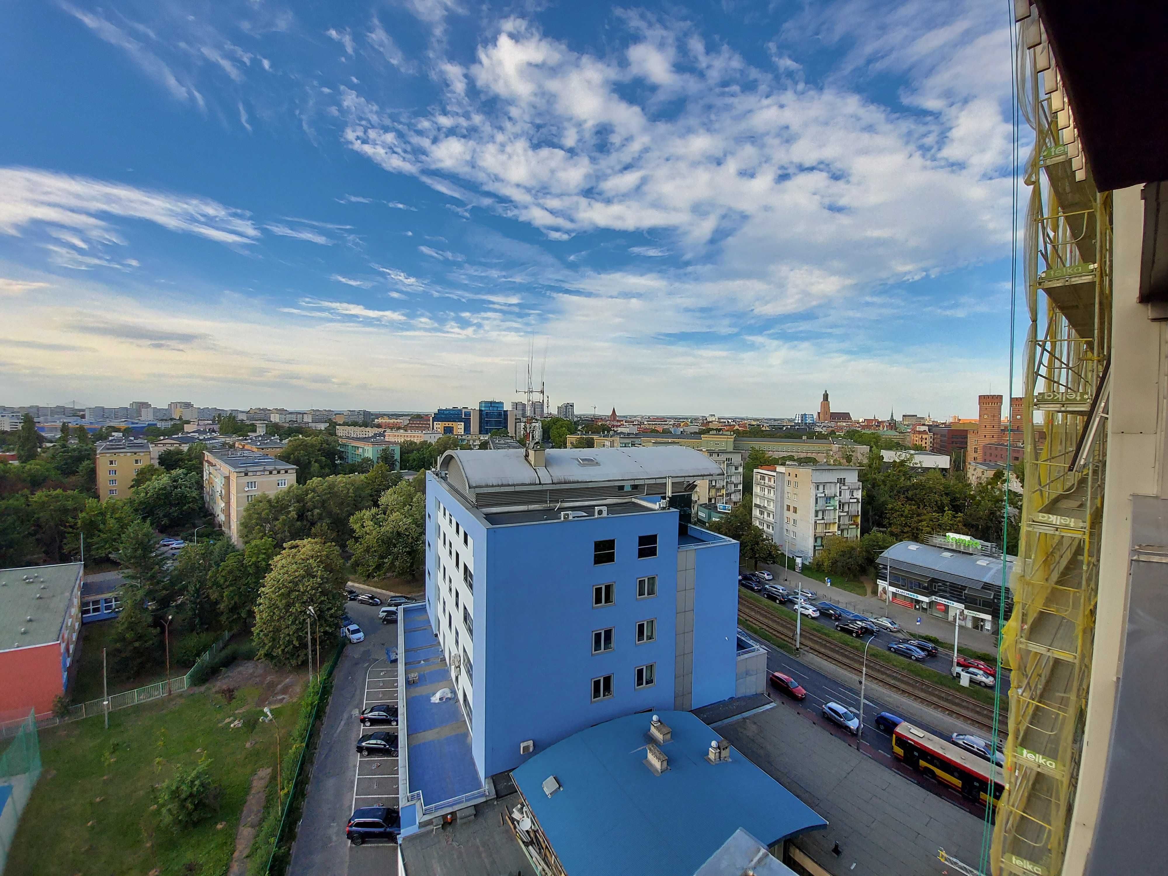 Әдемі қала көрінісі бар қала орталығындағы жайлы студиялық пәтер