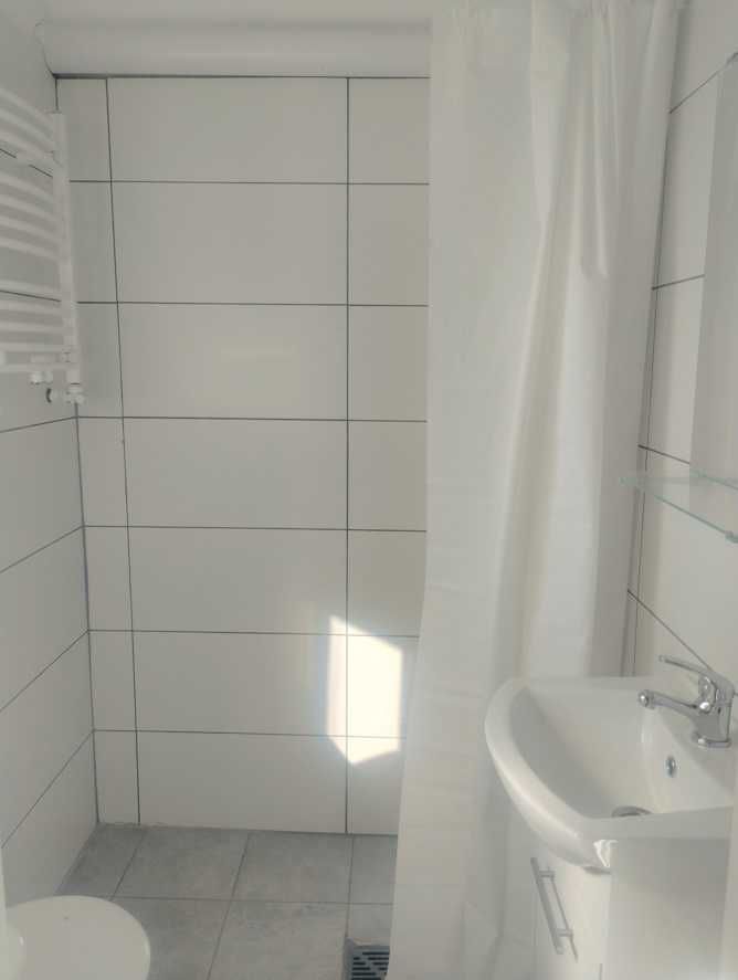 Studio Apartment Near Bus Stops, Recently Renovated