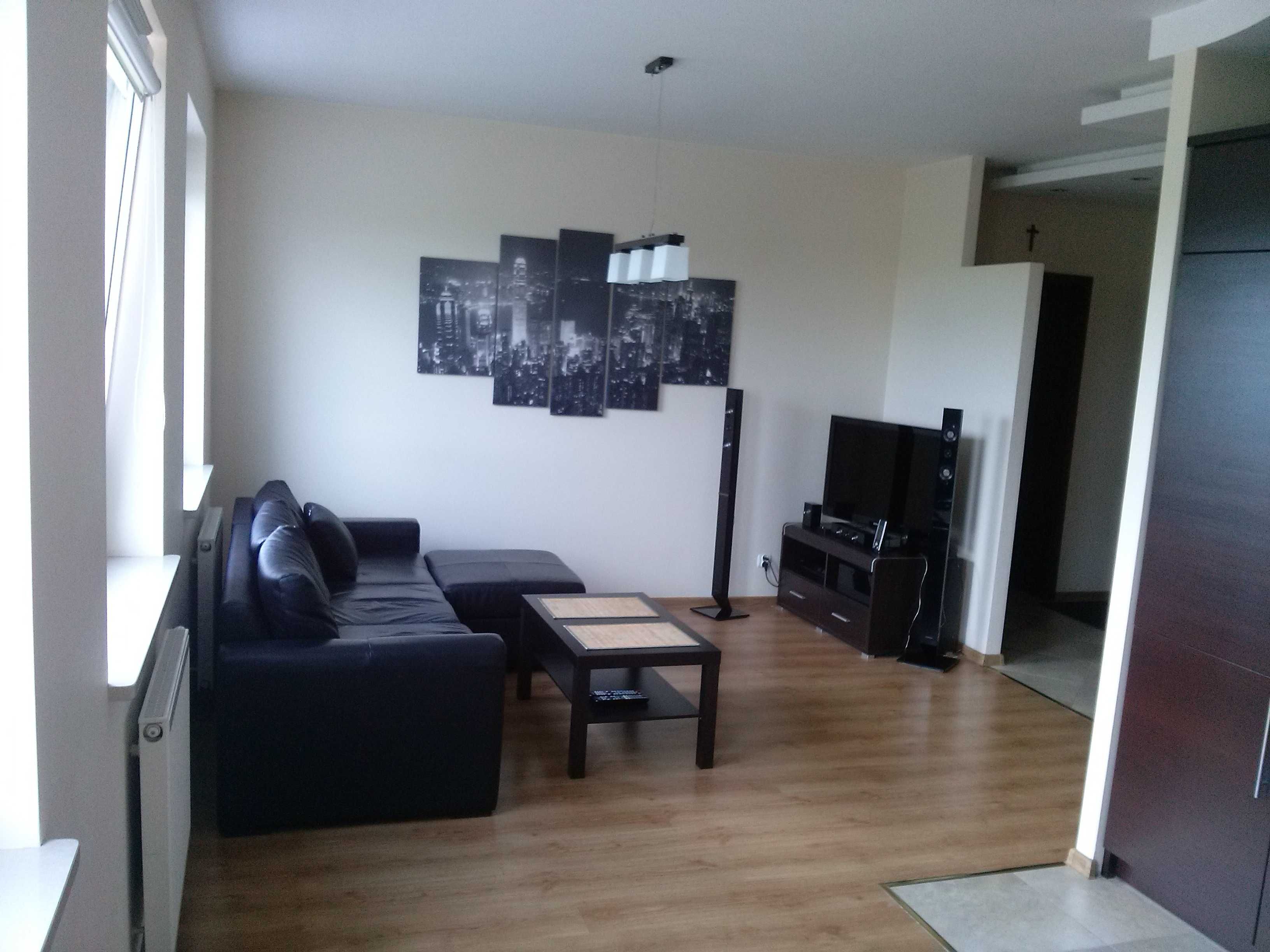 Modern 2-Bedroom Apartment with Balcony Near Mall