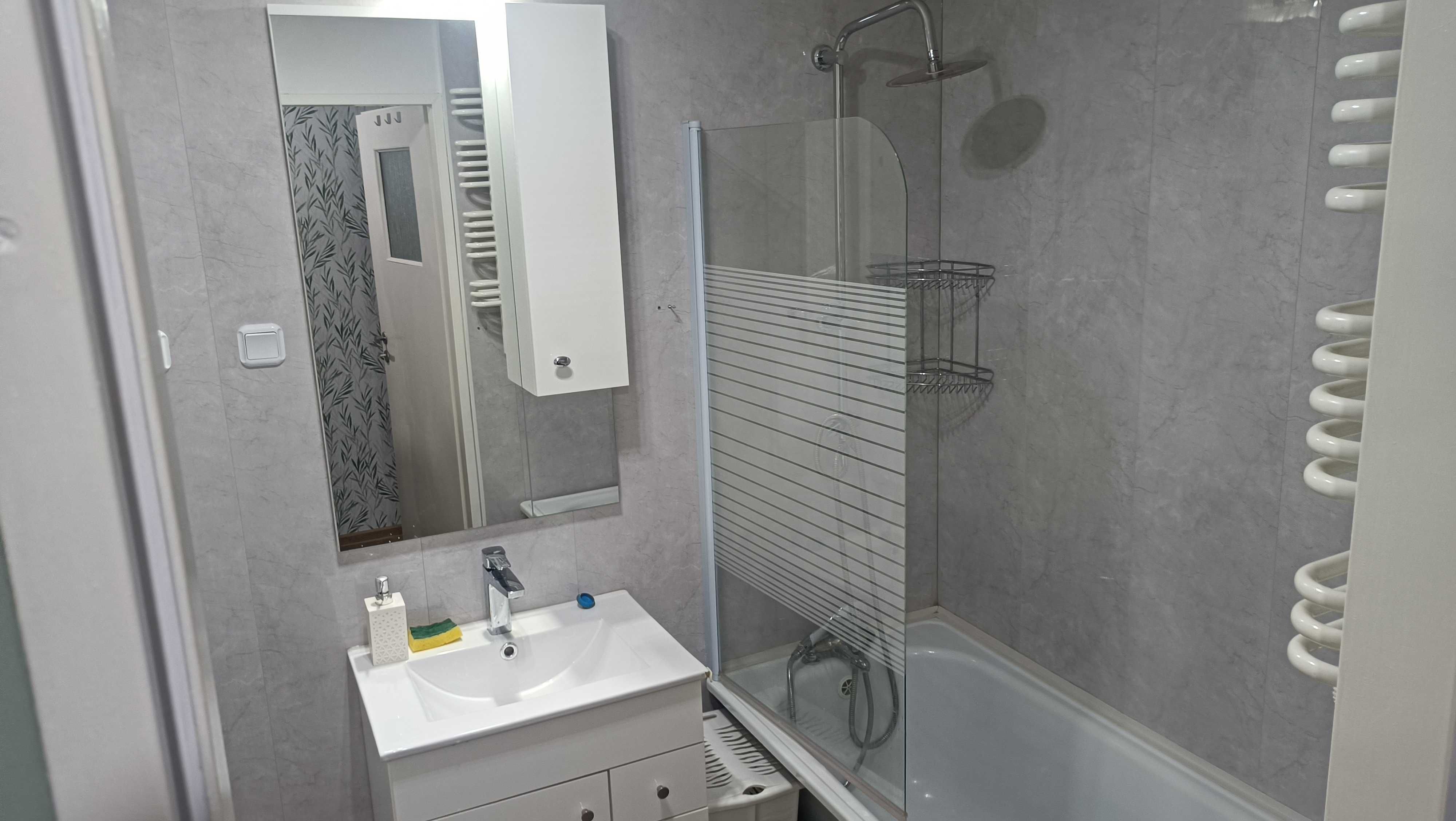 Modern 2-Bedroom Apartment with Balcony and Appliances