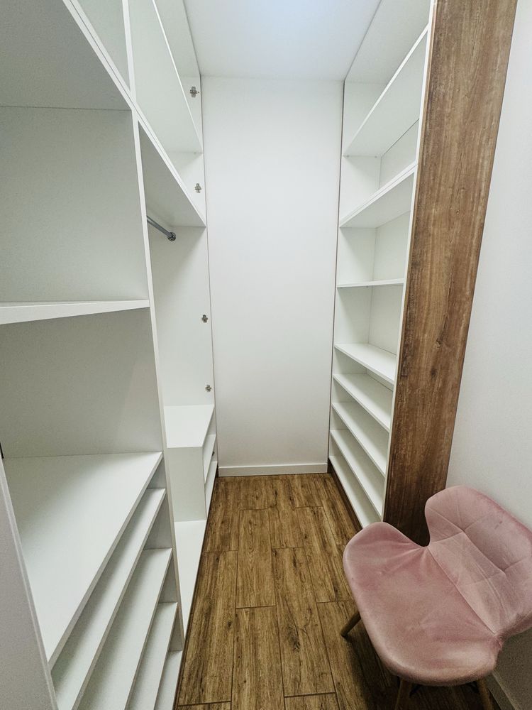 Fully Furnished Studio Apartment with Parking on 3 Diamentów Street