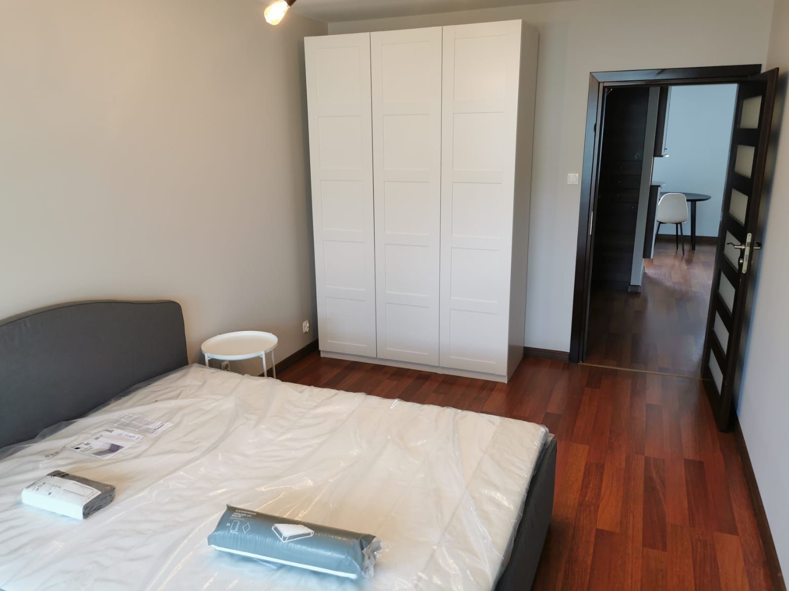 Modern 2-Bedroom Apartment with Balcony and Parking