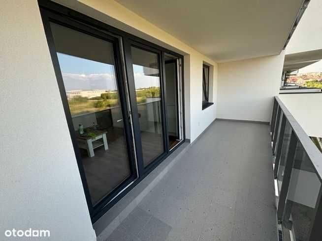 Modern 2-Bed Apartment with Parking and Balcony