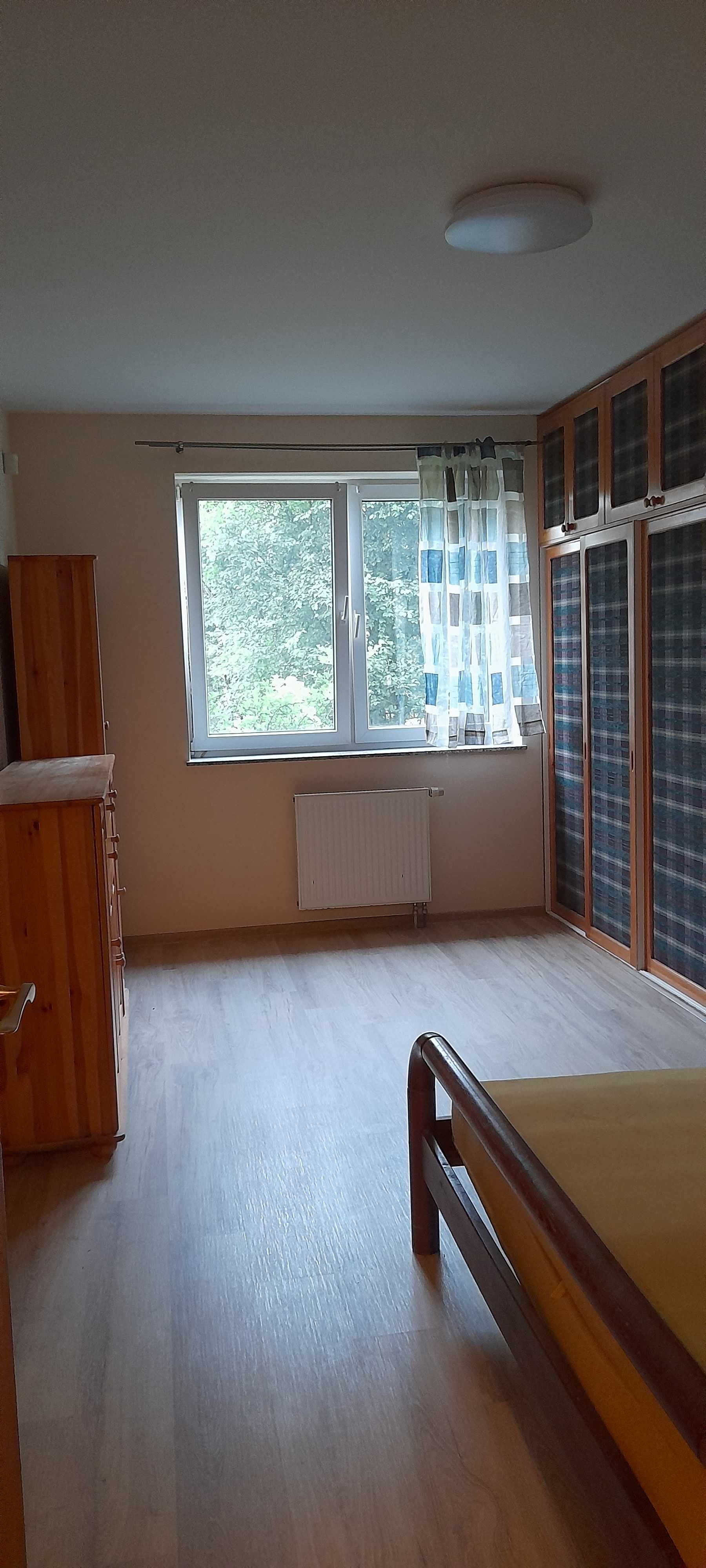 Варшеводың балконды кең 3 бөлмелі пәтері