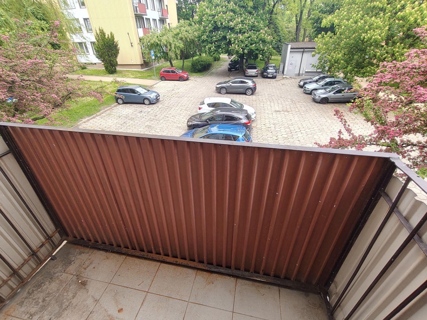 Университеттерге жақын жердегі 3 бөлмелі пәтер, балконмен