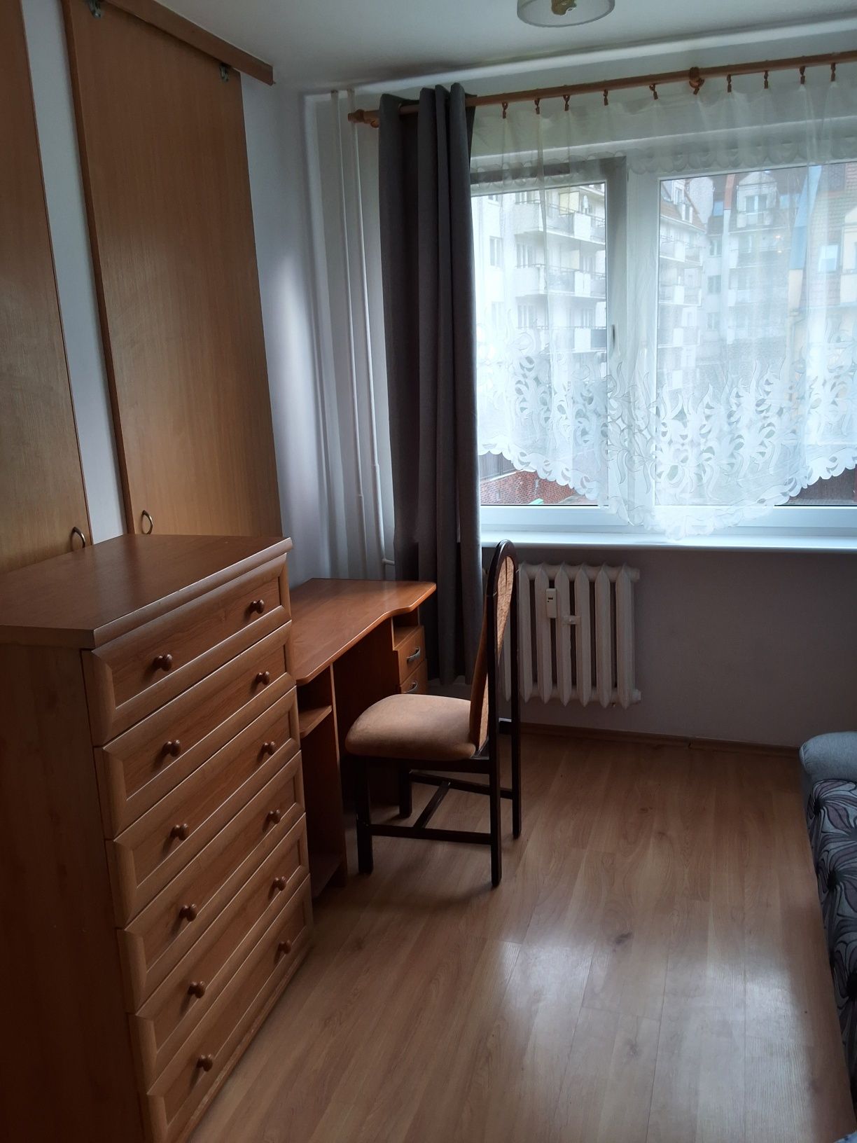 Renovated 2-Room Apartment with Elevator Near Amenities
