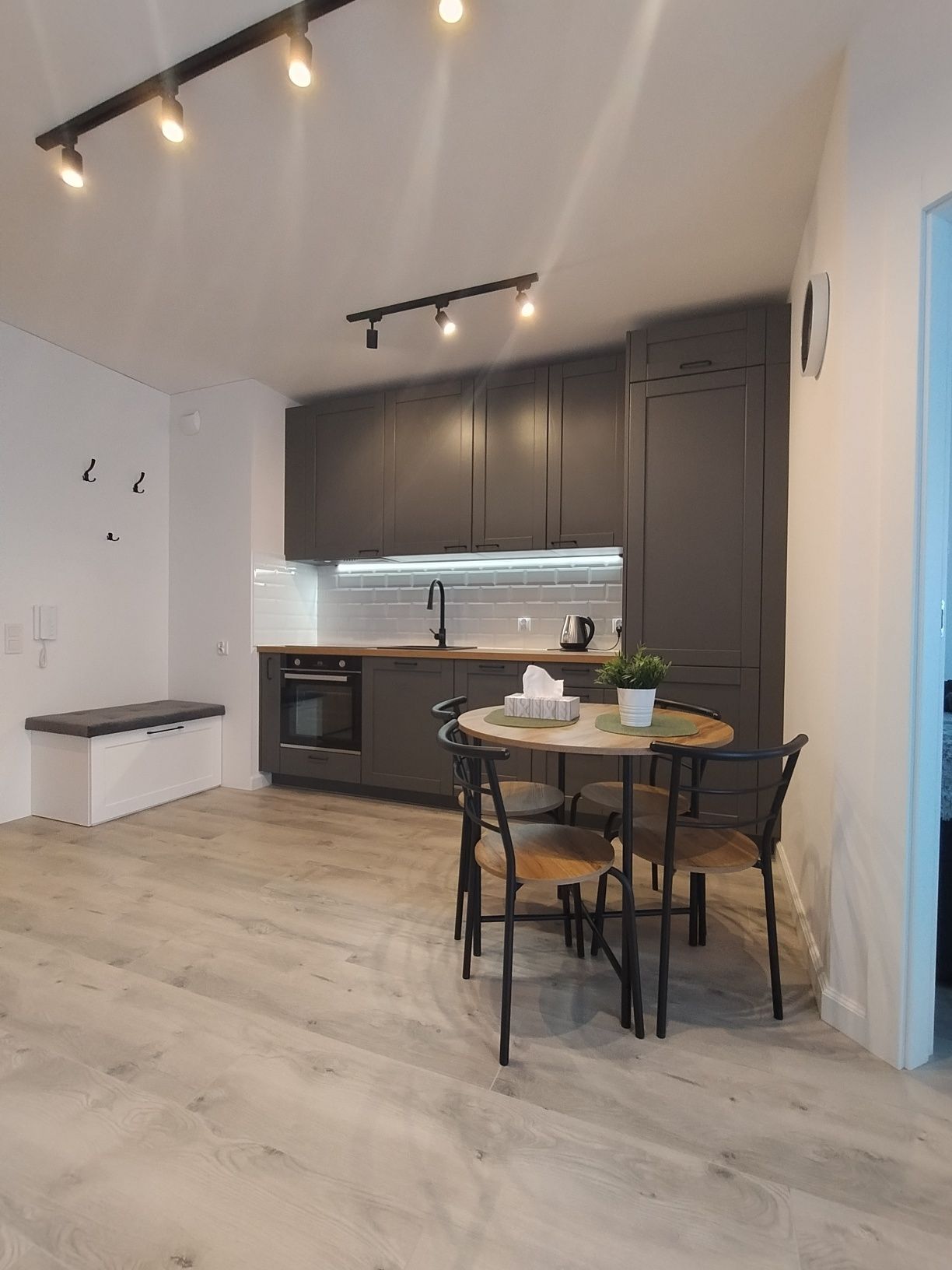 Modern 2-Bedroom Apartment Near Beach with Garden