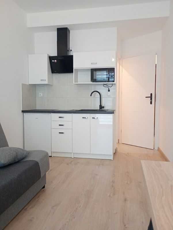 Modern Studio Apartment with Full Kitchen Near Transport