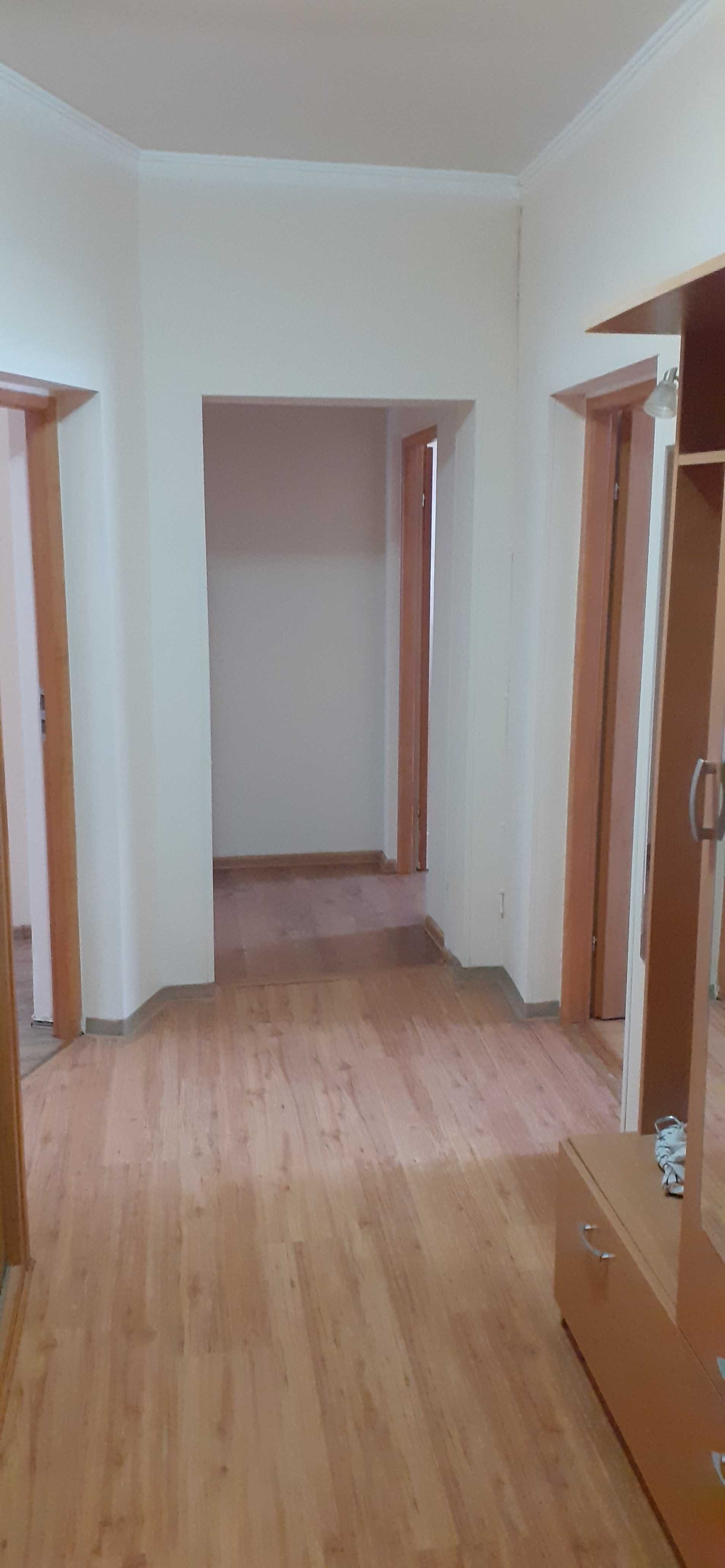 Еленя-Гура қаласының орталығындағы 3 бөлмелі жиһаздалған пәтер