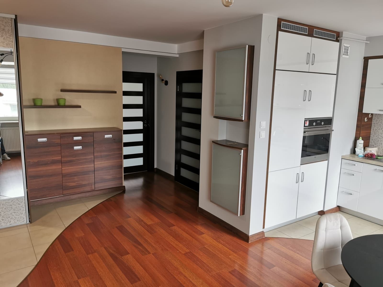 Modern 2-Bedroom Apartment with Balcony and Parking