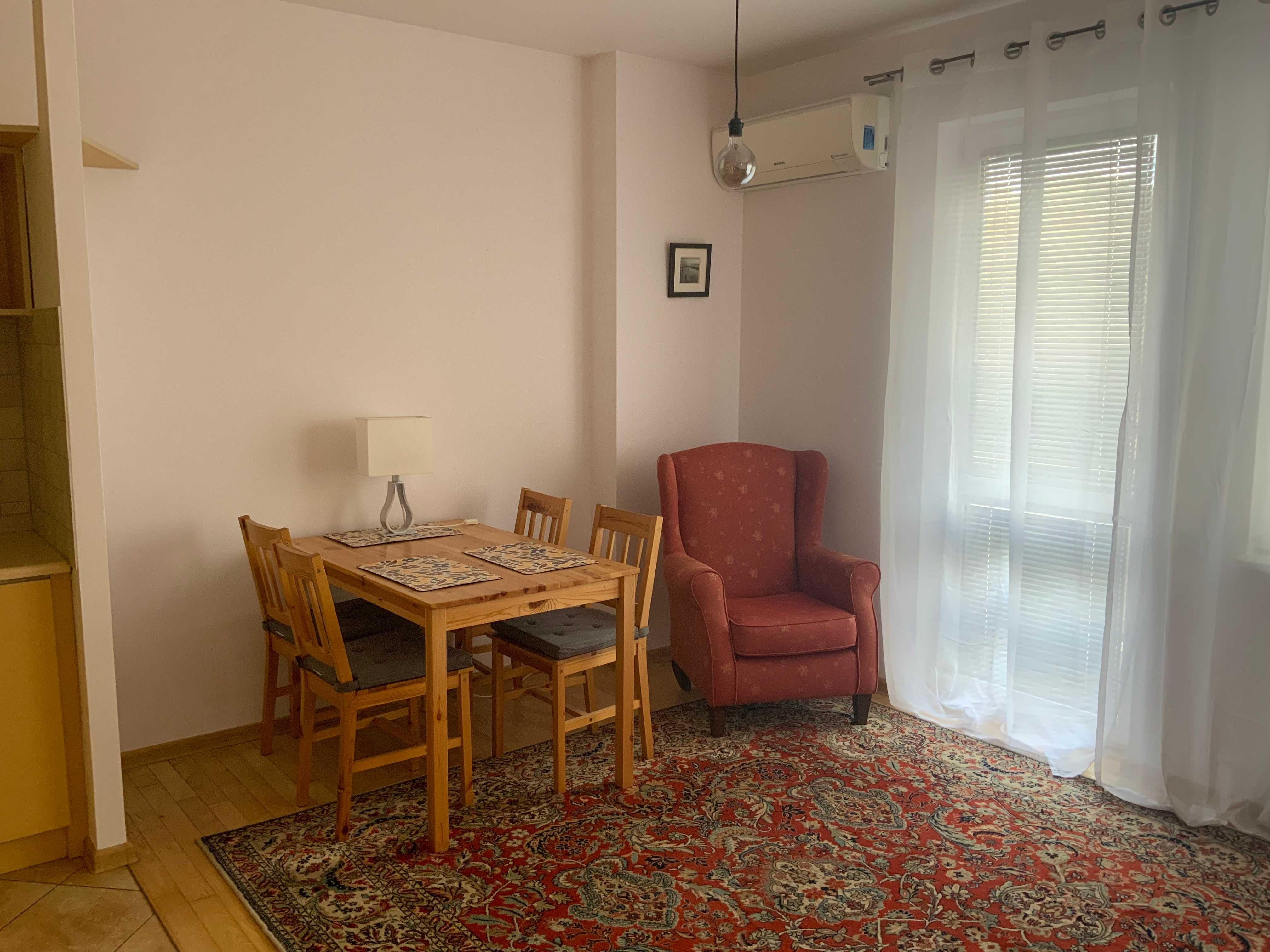 Modern Studio with AC near Park and Mall