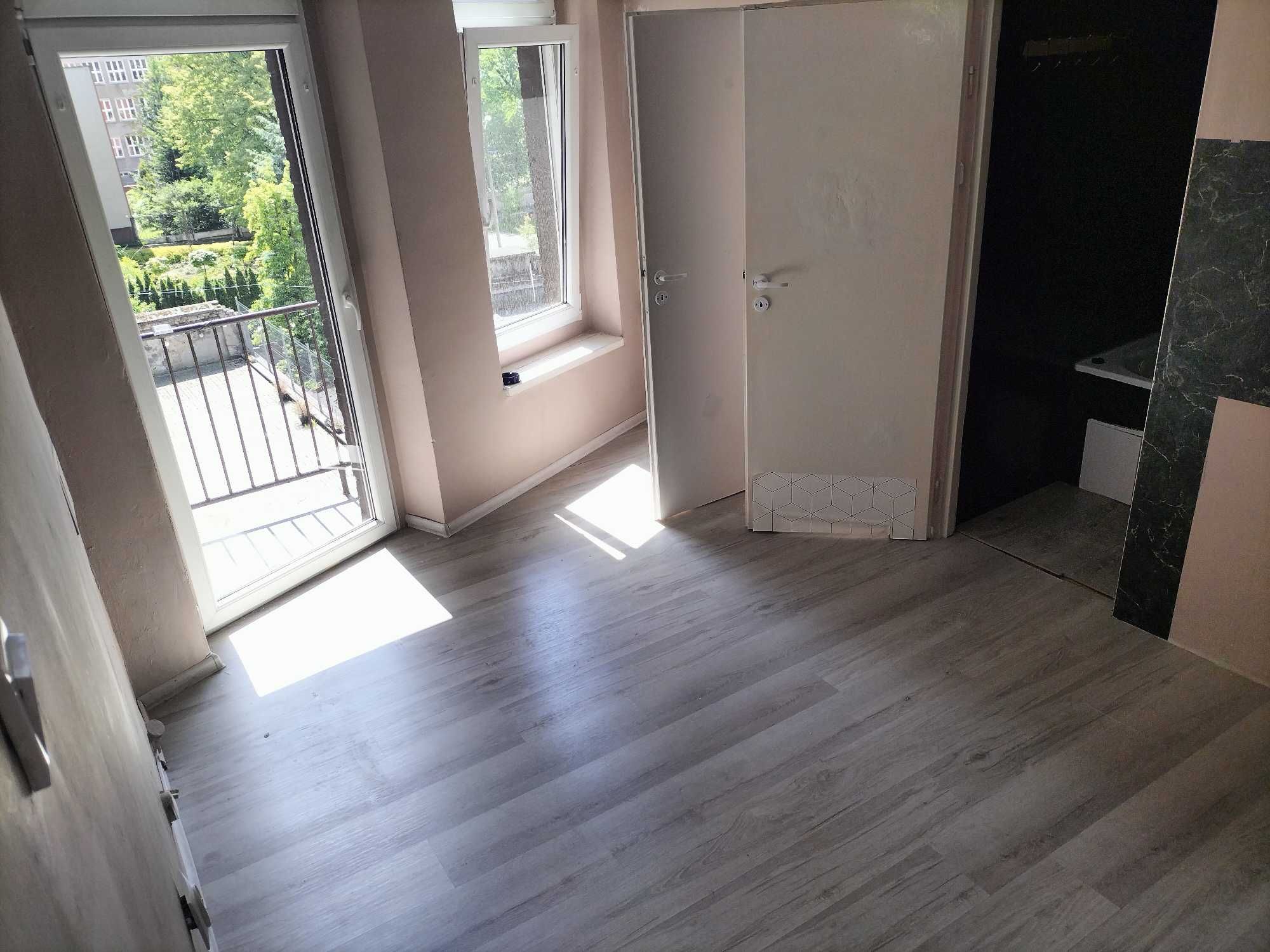 Солнечная квартира 50м² с балконом, 2-й этаж, электрическое/угольное отопление