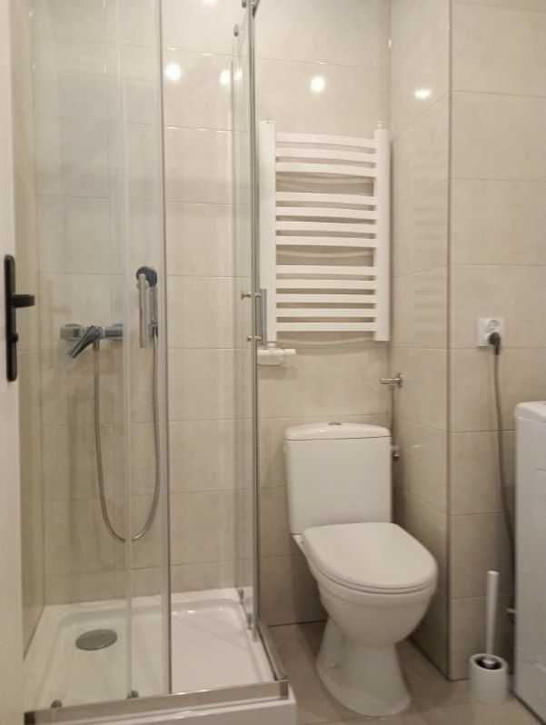 Modern Studio Apartment with Full Kitchen Near Transport
