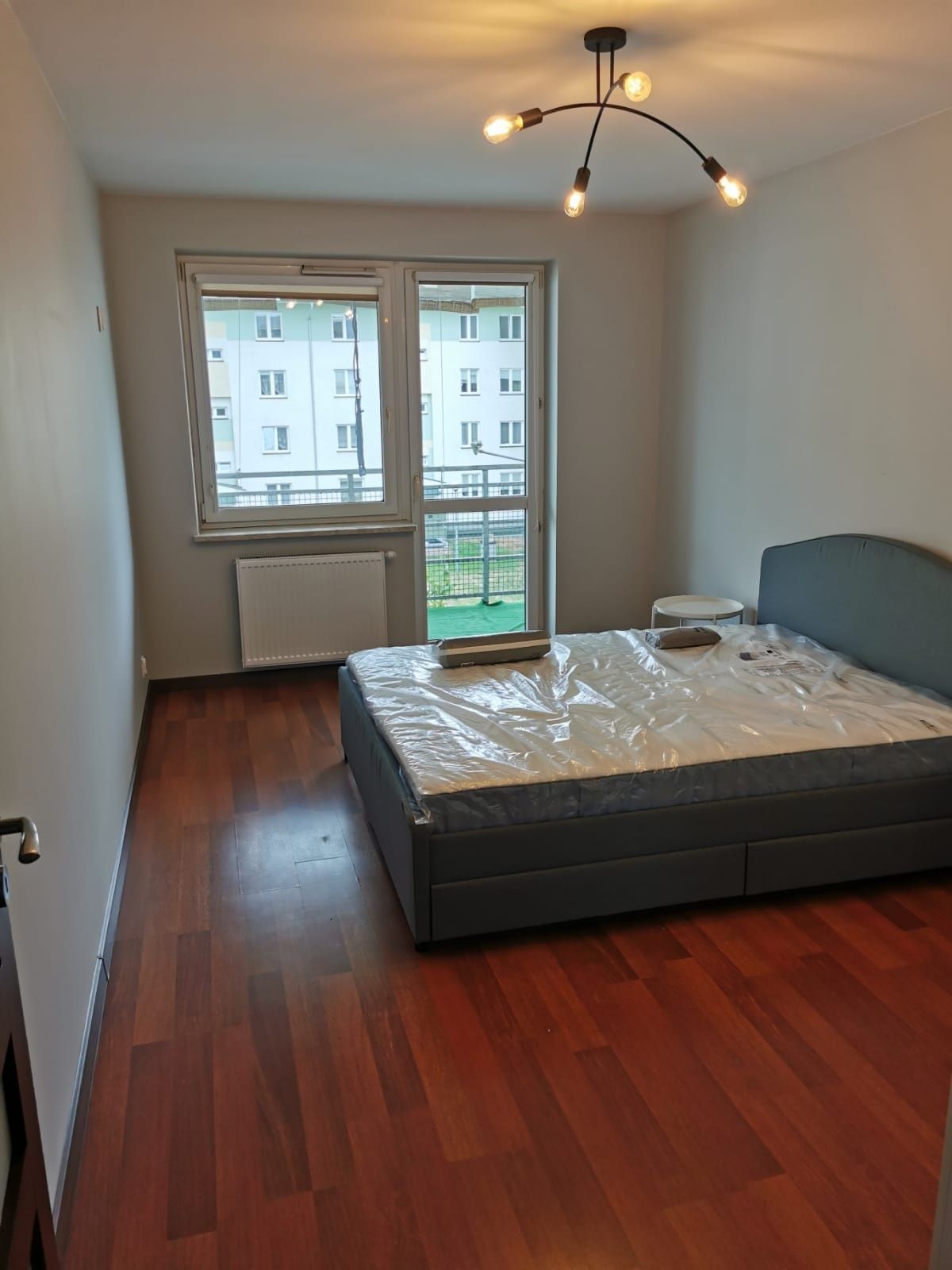 Modern 2-Bedroom Apartment with Balcony and Parking