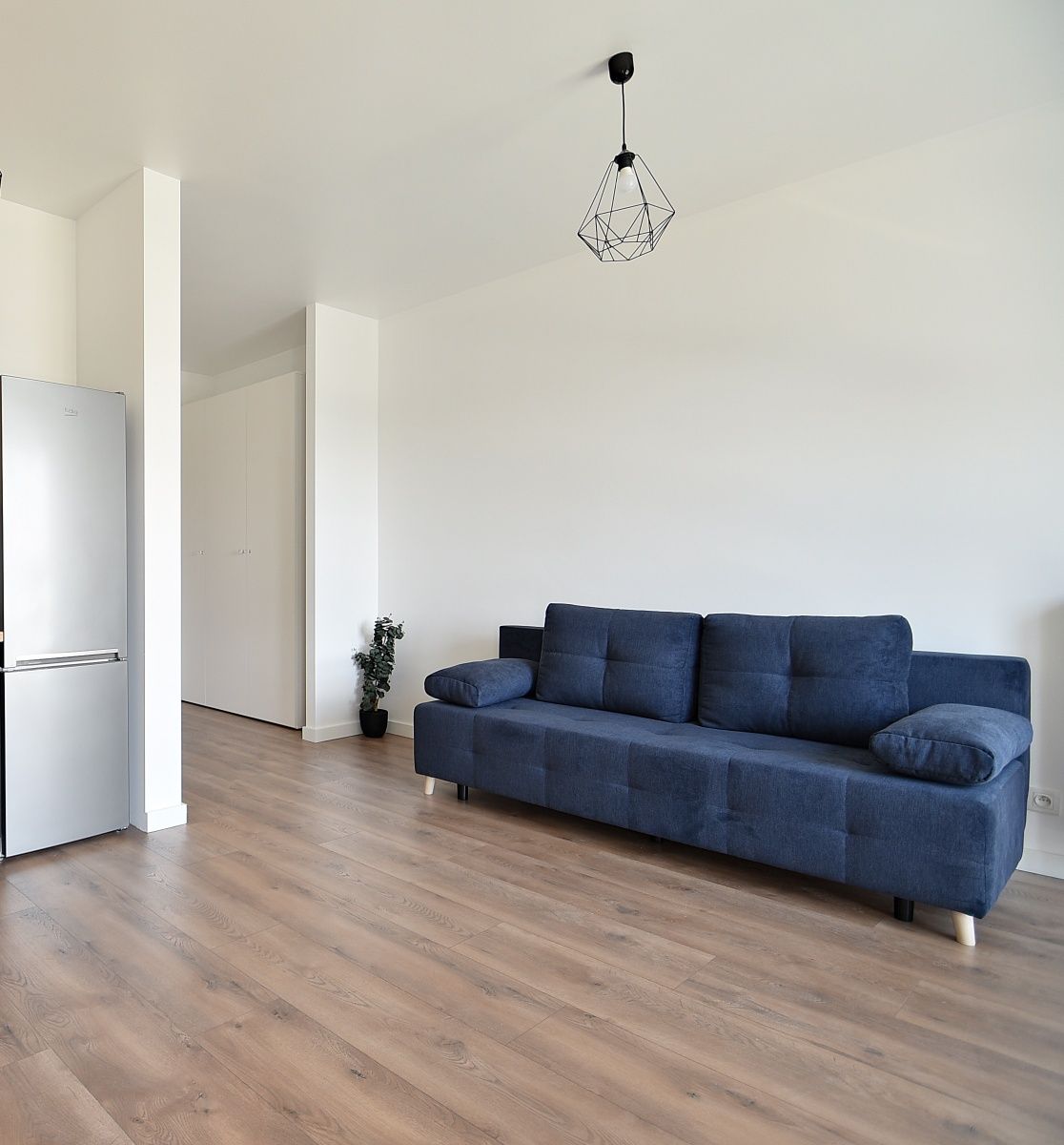 Modern Studio Apartment with Garden Near Metro