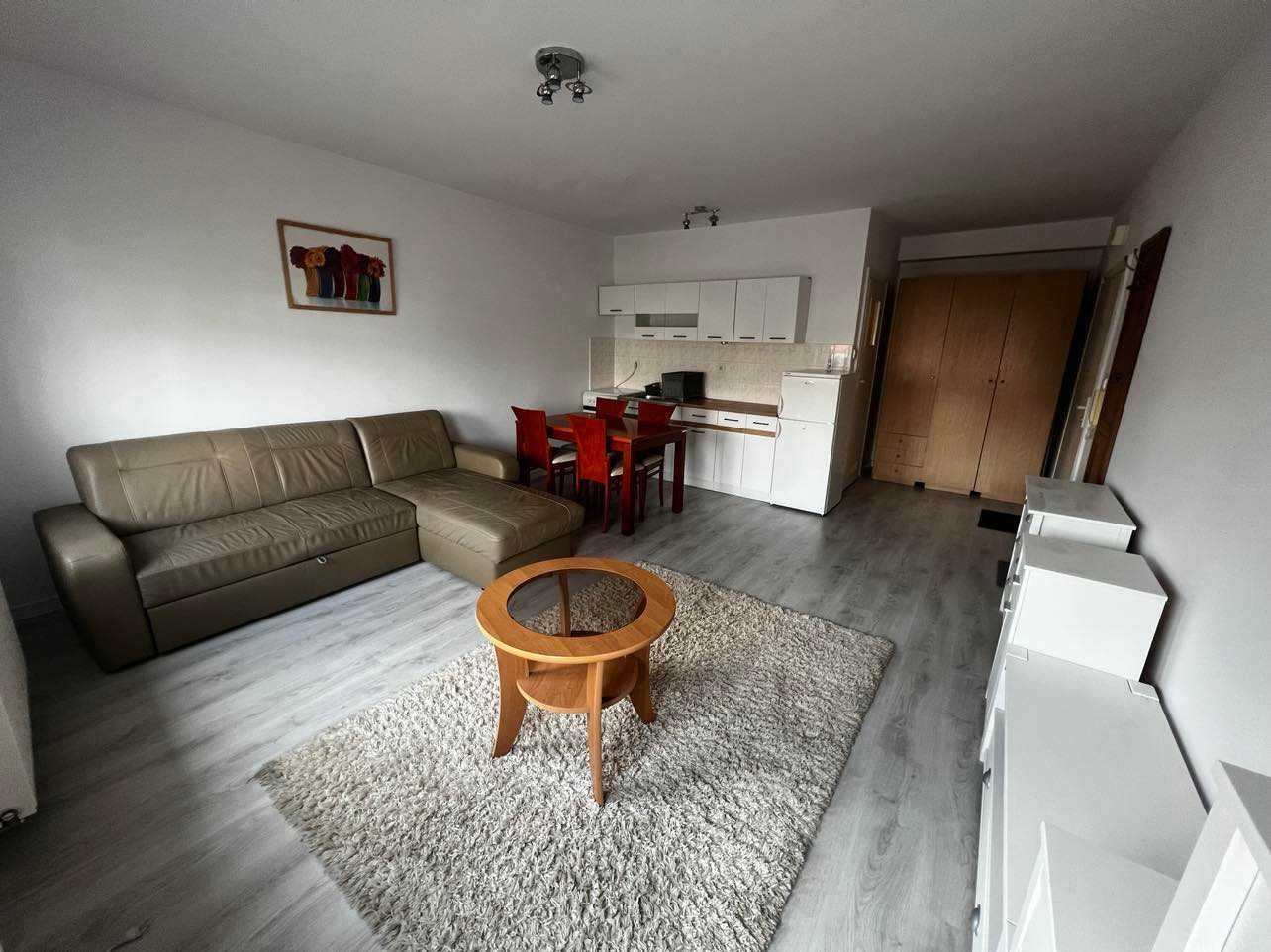 City Center Studio with Modern Kitchen