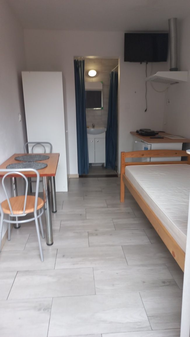Compact Studio Near Train Station with Kitchen