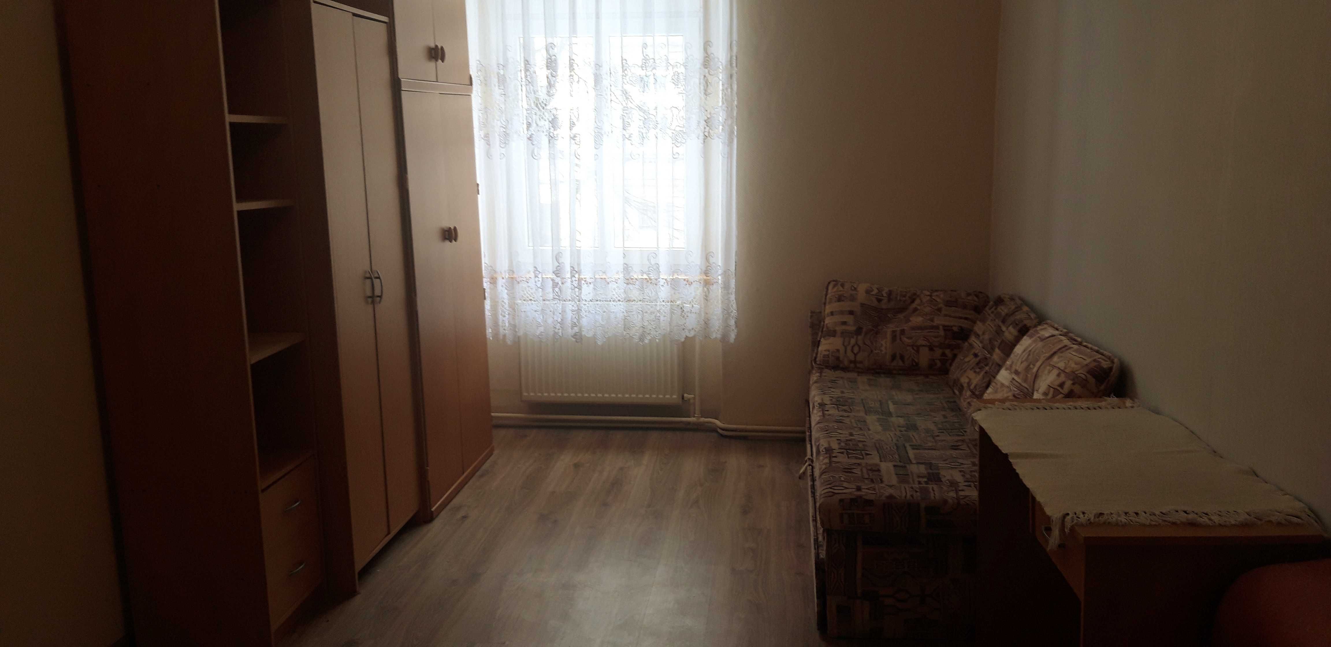 Еленя-Гура қаласының орталығындағы 3 бөлмелі жиһаздалған пәтер