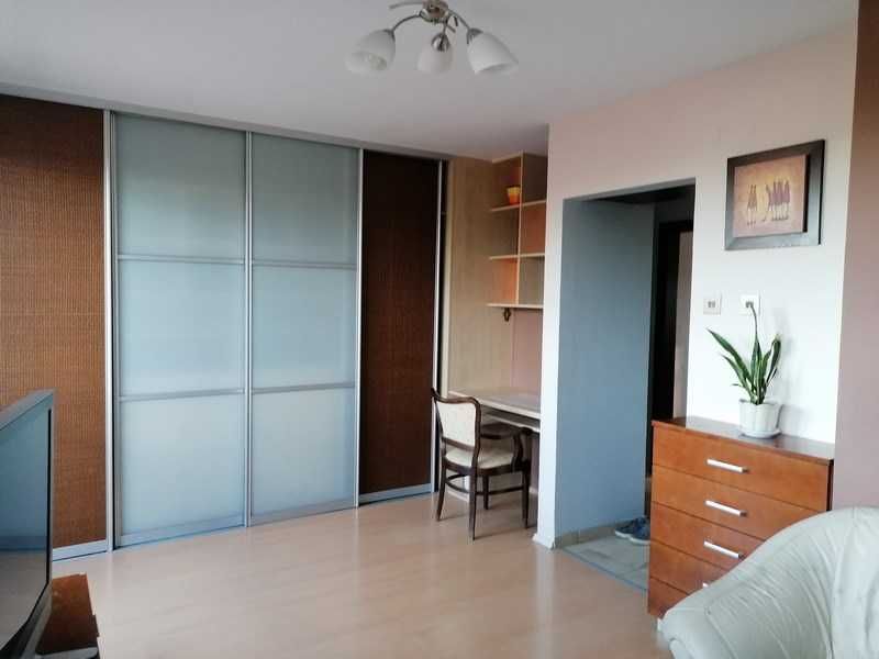 Modern 2-Bedroom Apartment Near Park with Parking