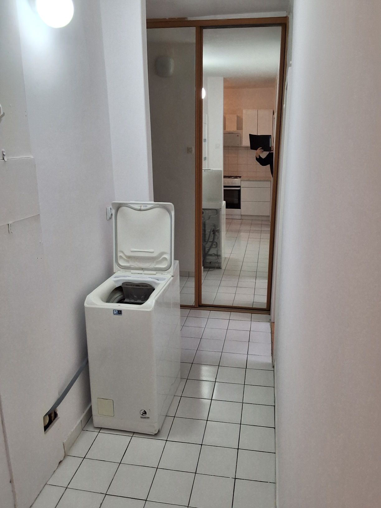 Renovated 2-Room Apartment with Elevator Near Amenities