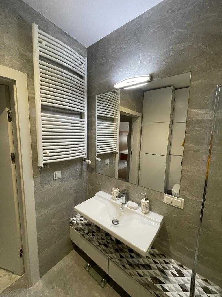Modern 2-Bed Apartment with Parking in Mokotow