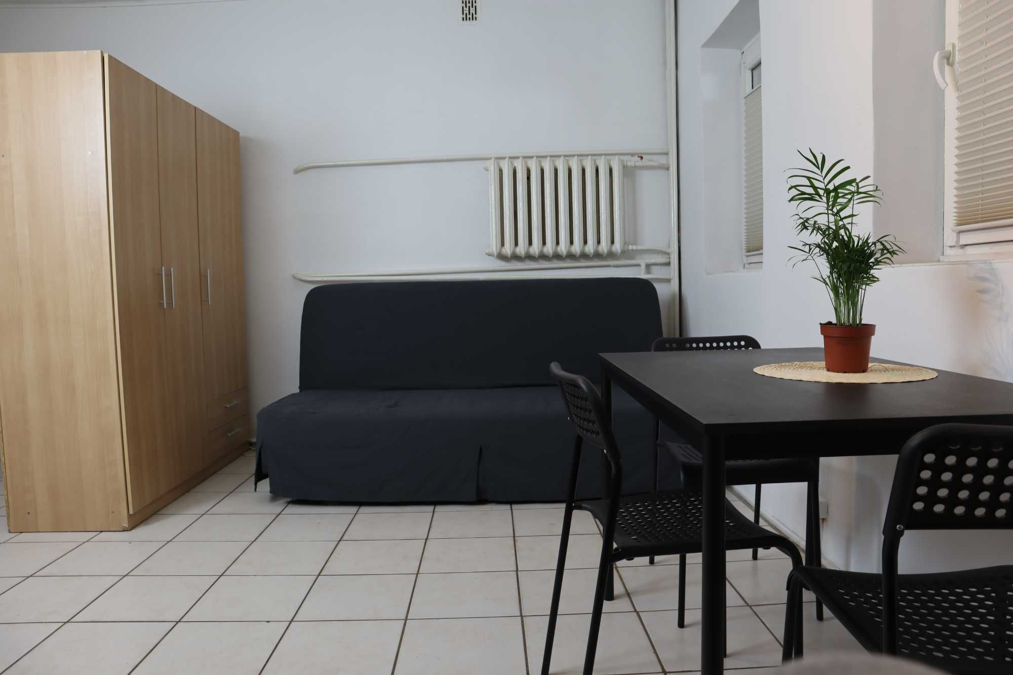 Studio Apartment Near Bus Stops, Recently Renovated