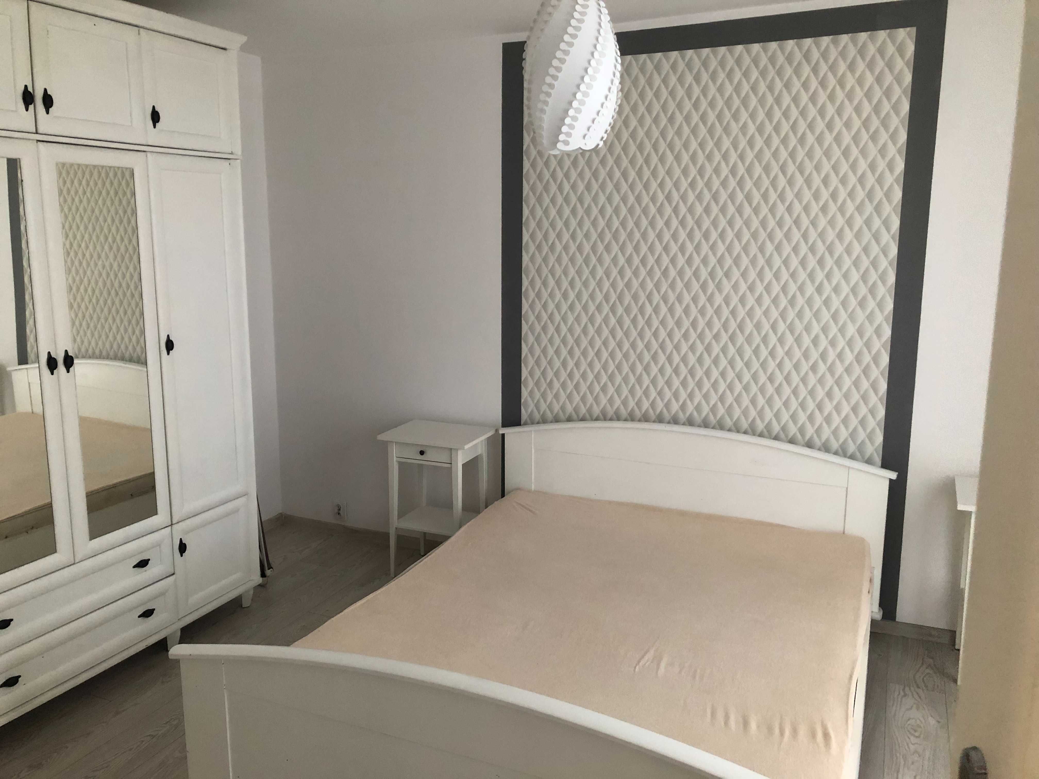 Сикорский көшесіндегі 2 бөлмелі пәтер, 48 м², жиһаздары бар