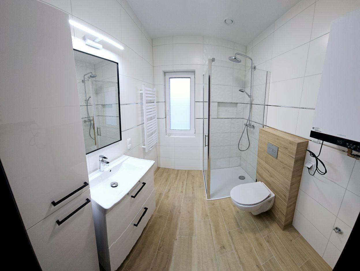Modern 3-Bedroom Apartment with Kitchen and Balcony