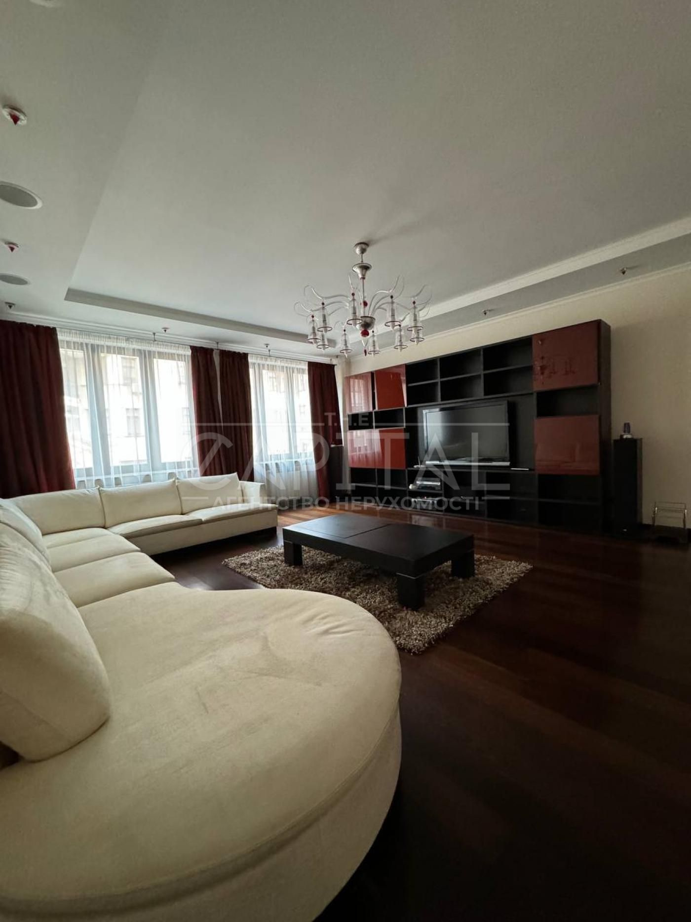 Spacious Apartment on Pavlivska Street with Designer Interior