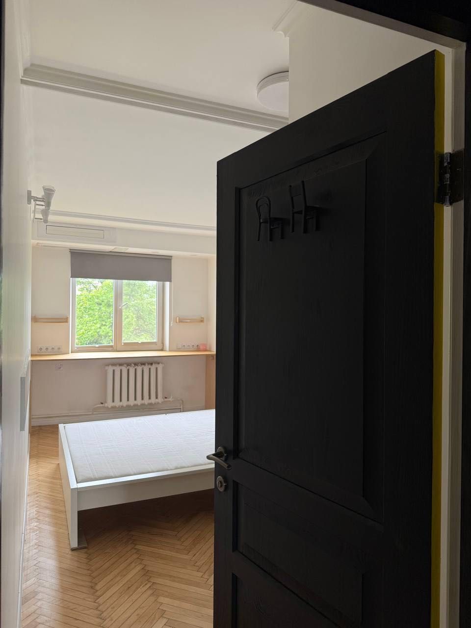 3-Room Apartment on Vyhovskyi Street with Parking Space