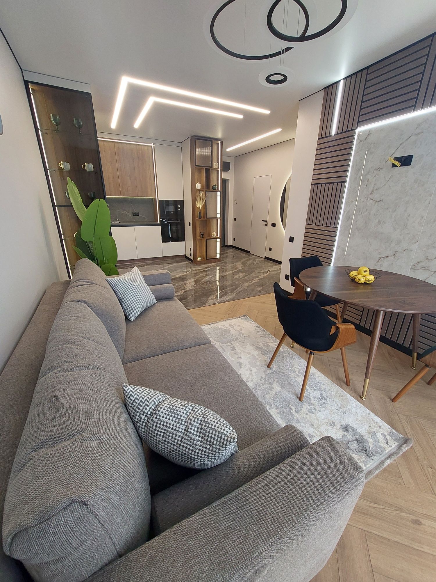 Modern 1-Bedroom Apartment with Designer Renovation
