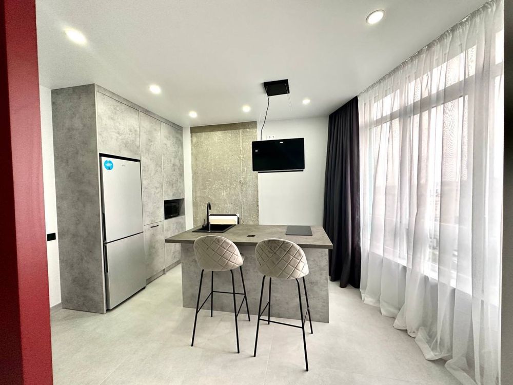 Modern Studio with Walk-in Closet Near Center