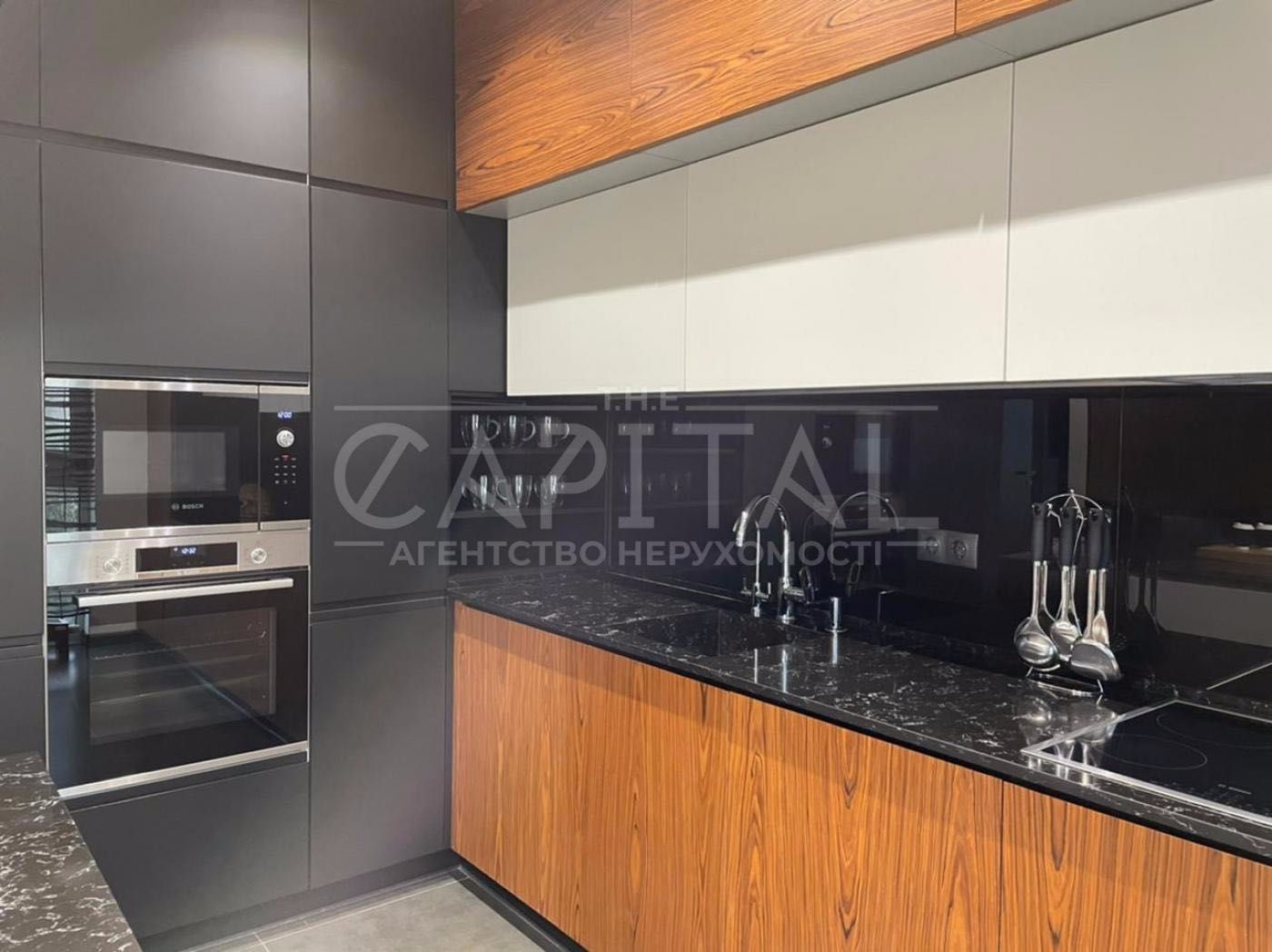 3-Bedroom Apartment in French Quarter 2 Complex, Kyiv