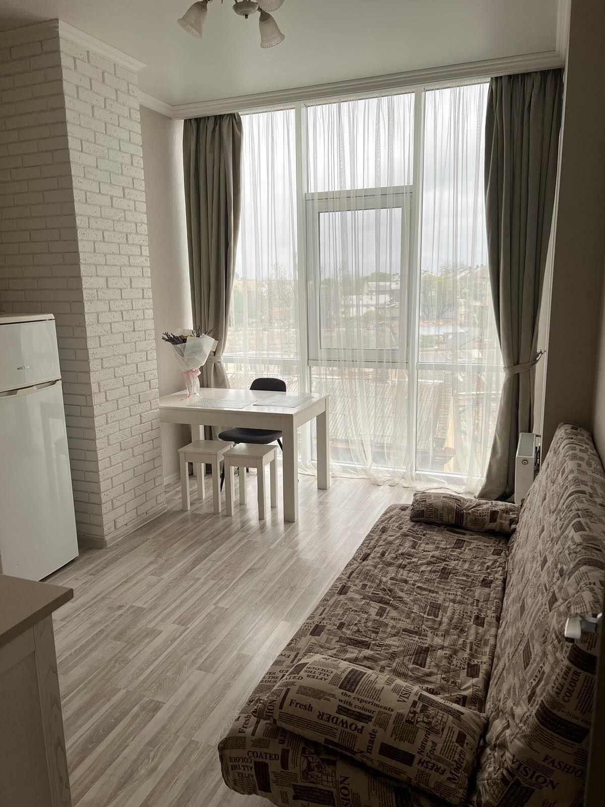 Modern 1-Bedroom Apartment with Parking in Center