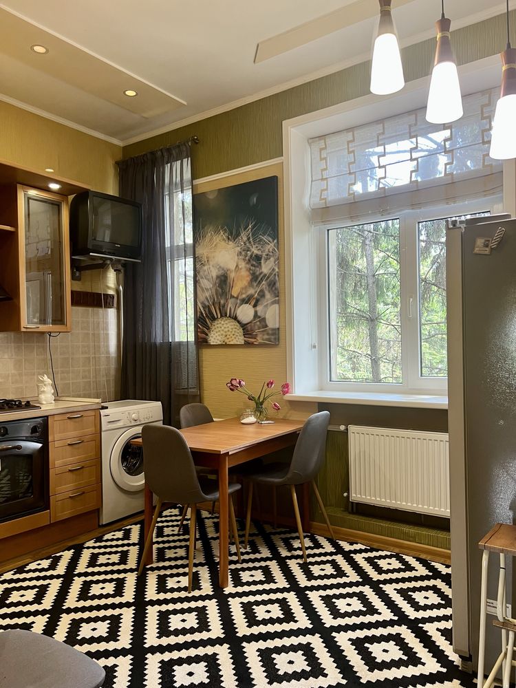 3-Room Apartment in Poltava City Center with Botanical Garden View