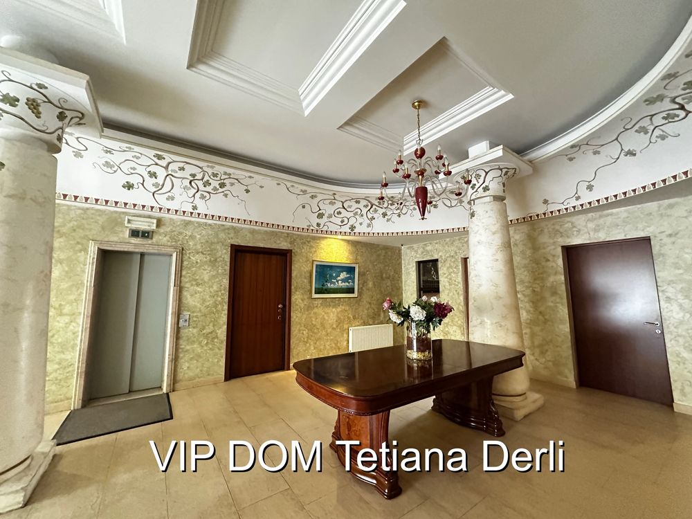 Spacious 2-bedroom apartment on French Boulevard with pool access