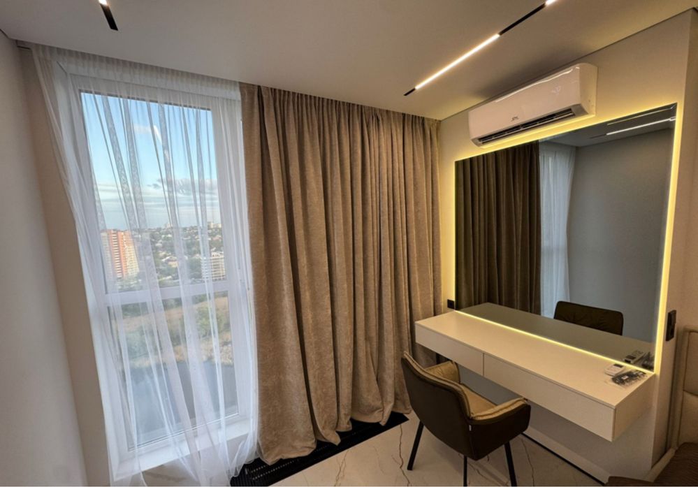 Designer 3-Bedroom Apartment with Panoramic Lake and City View