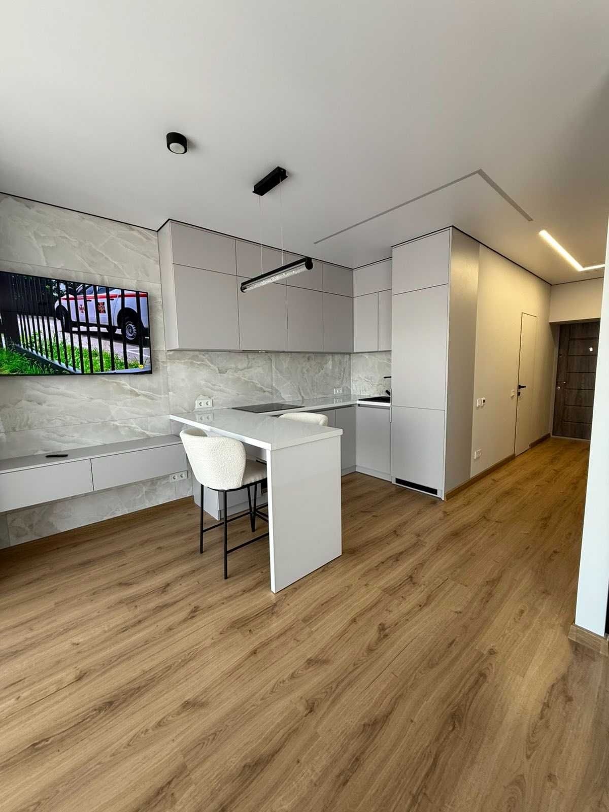 Spacious 1-bedroom apartment with modern design in Knyahynyn Complex