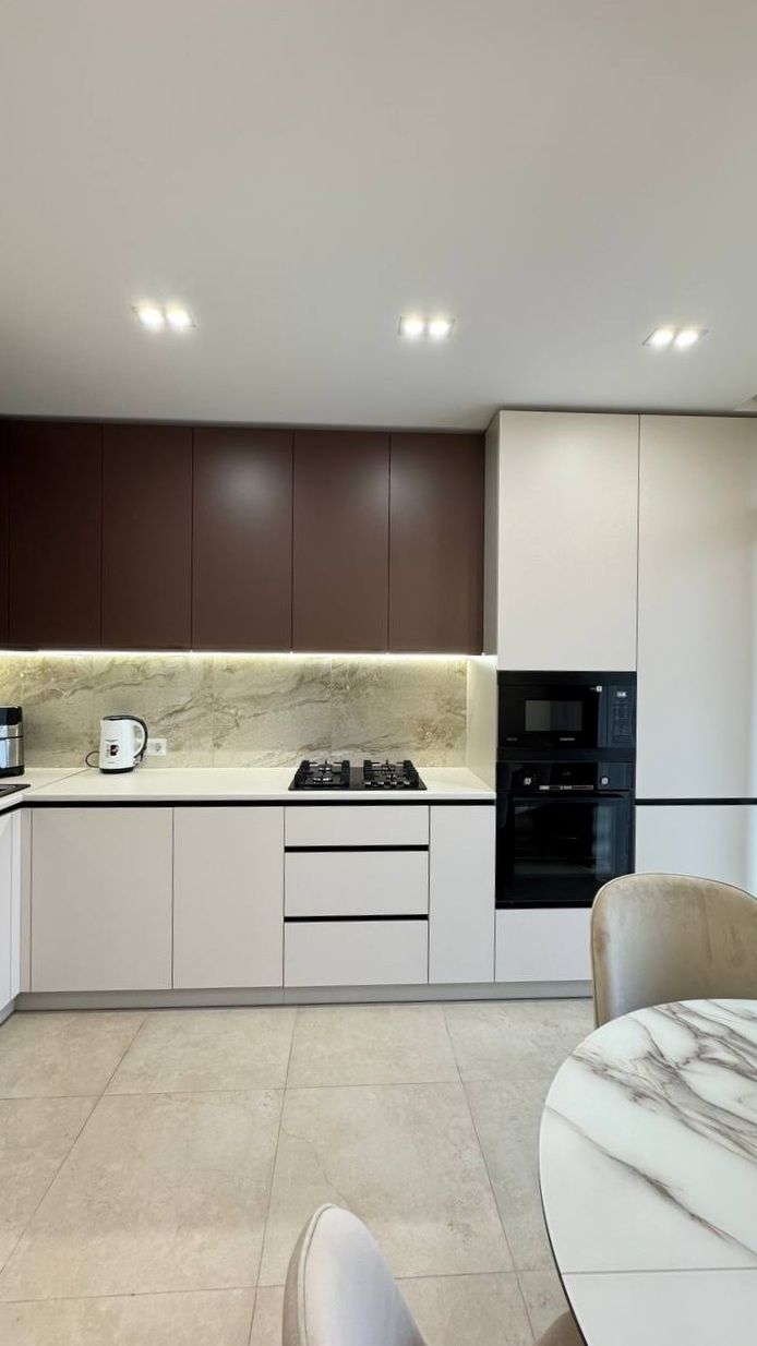 Modern 1-bedroom apartment in Family Plaza with designer renovation