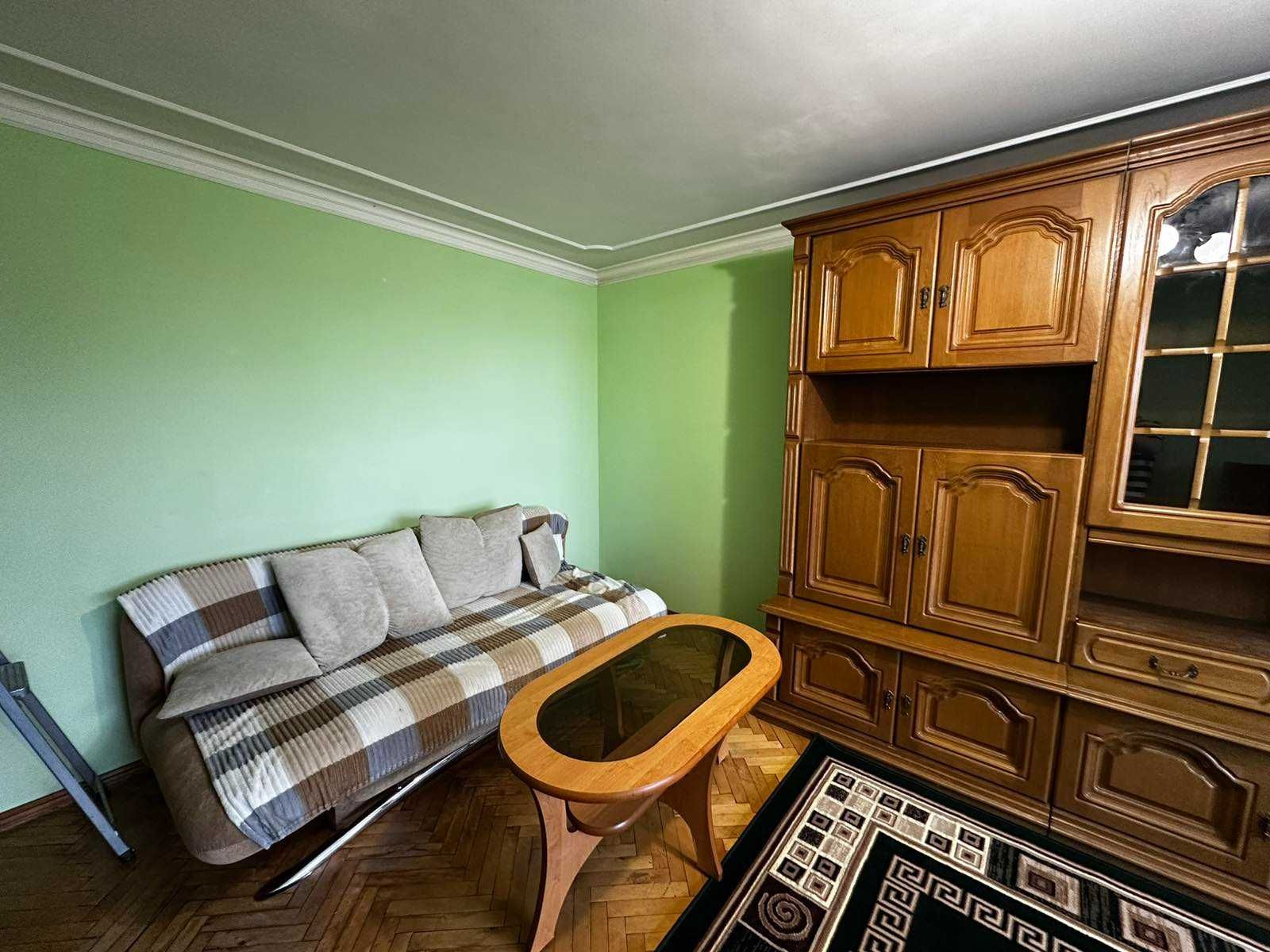 4-Room Apartment on Petlyury Street, 5th Floor, Fully Furnished