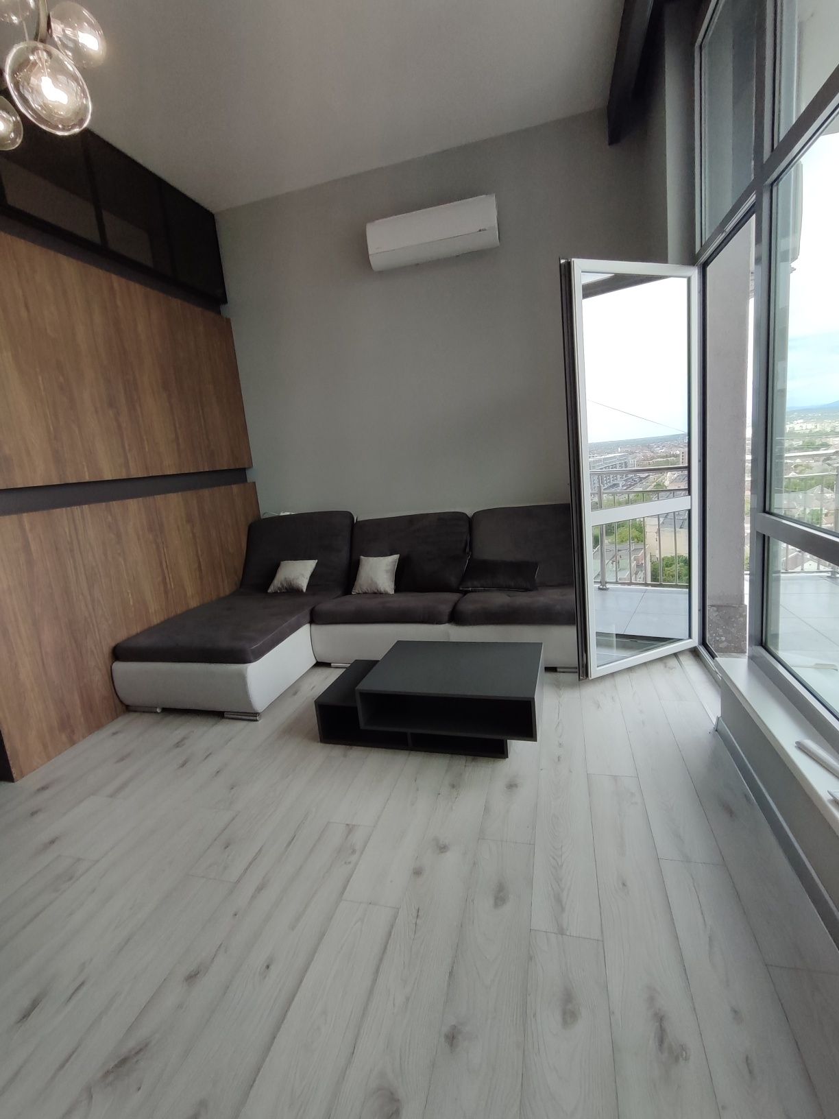 Spacious Apartment in Tokyo Residential Complex, Uzhhorod with City Panoramic View