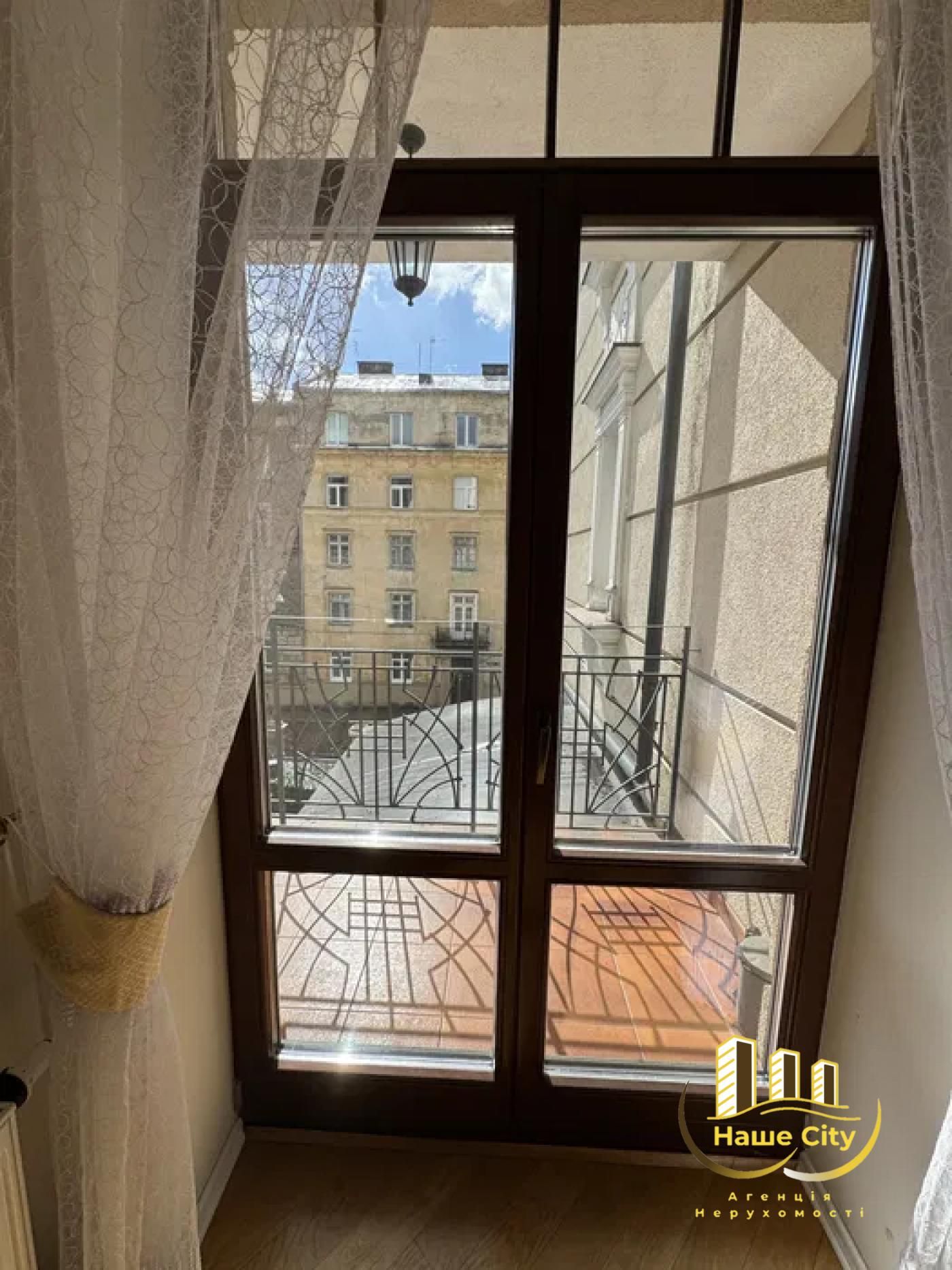 2-Room Apartment on Lysenko Street with Parking