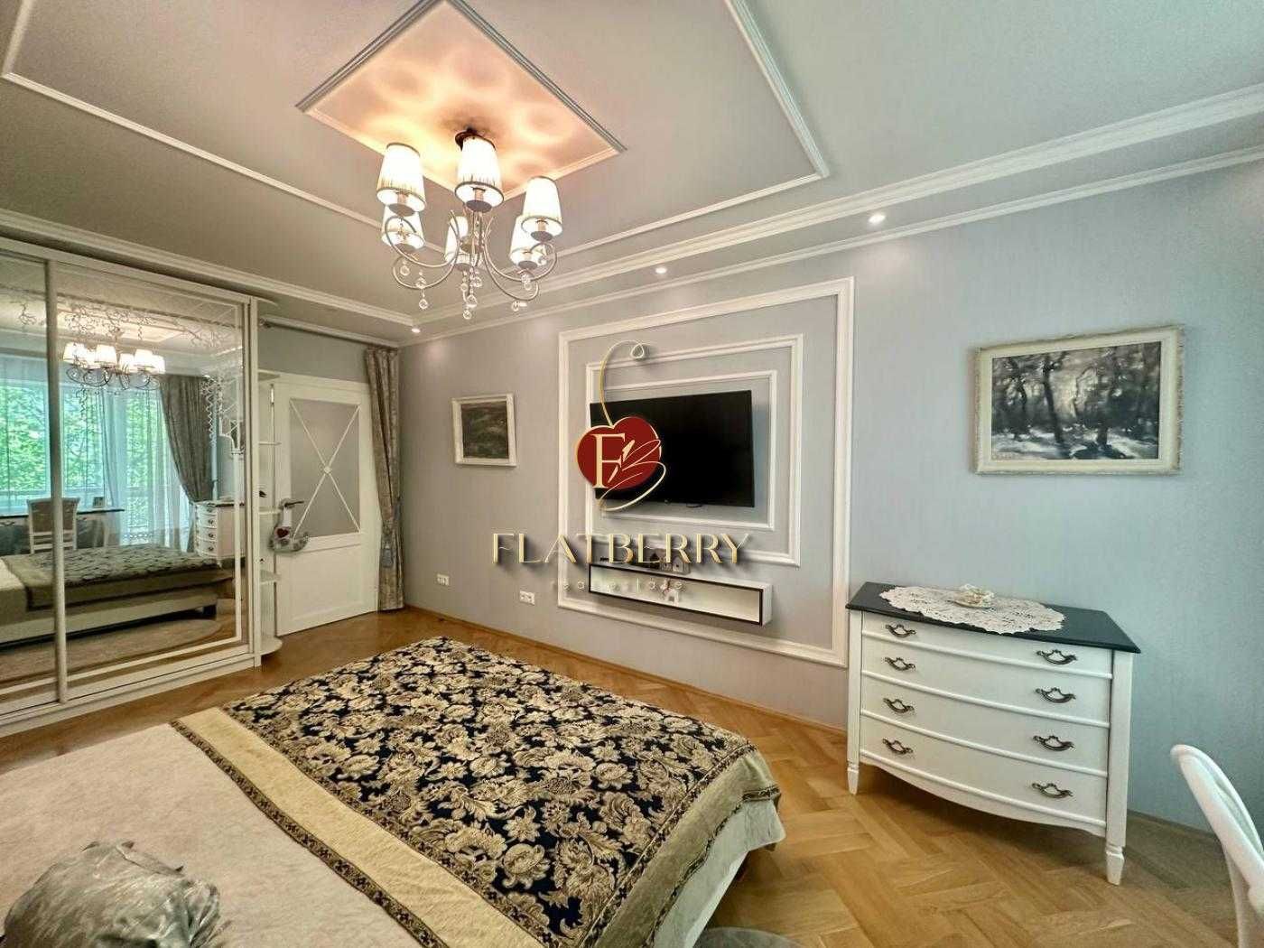 3-Room Apartment in Historic City Center, Near Metro Stations